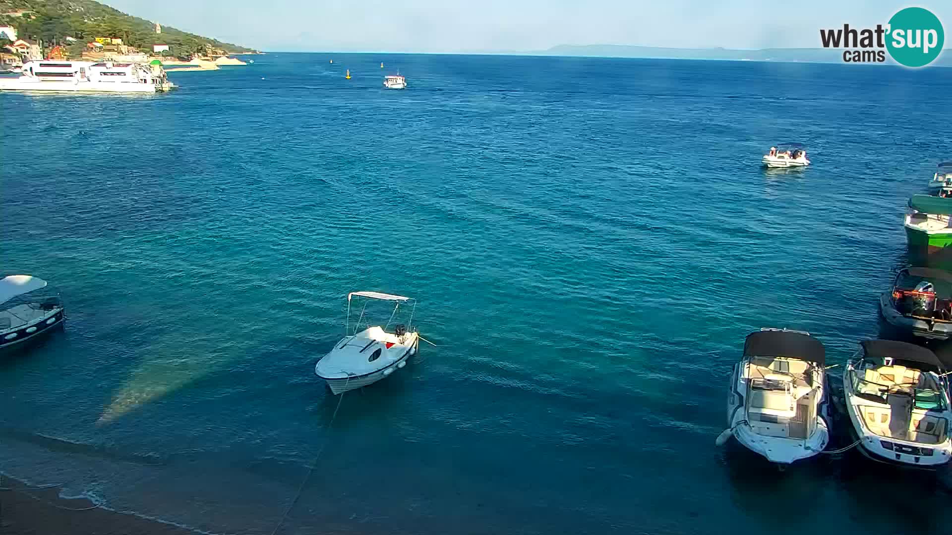 Spletna kamera Bol – Center mesta in marina v živo