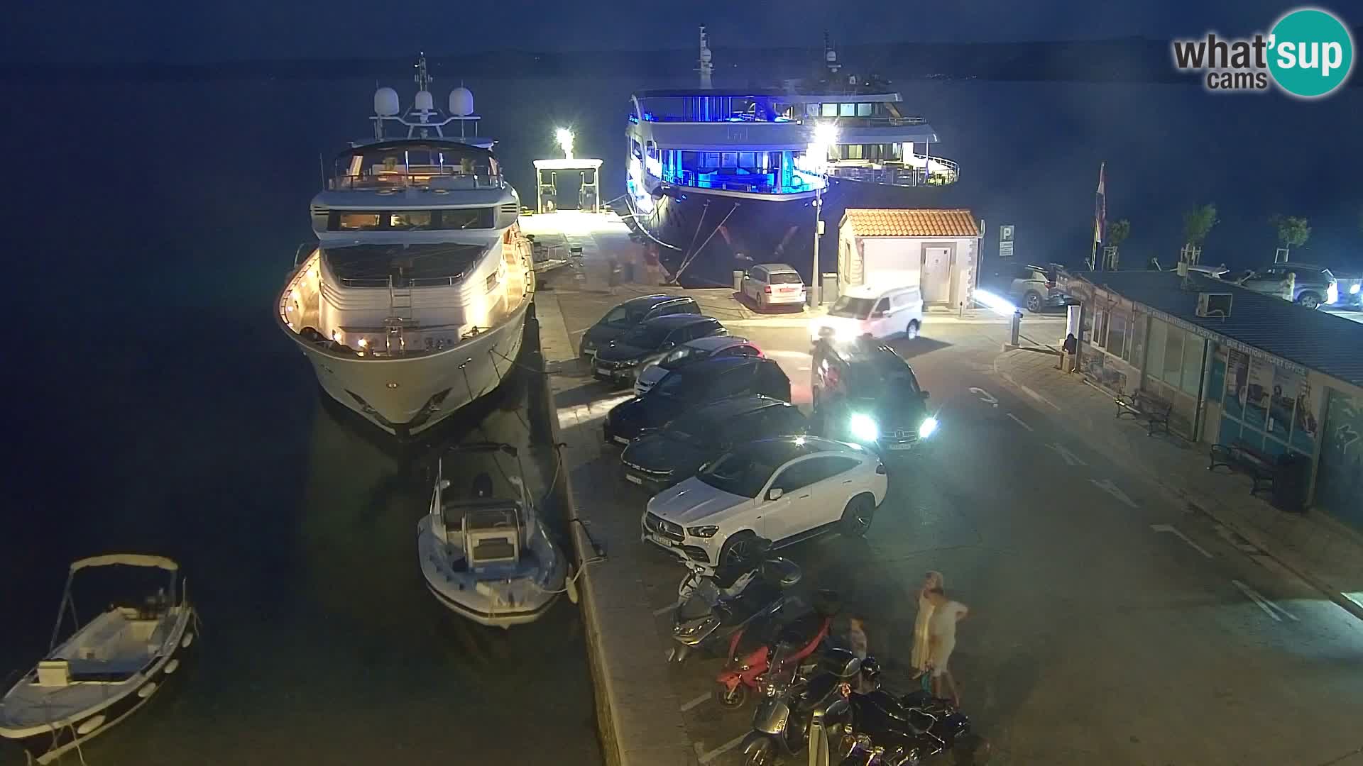 Spletna kamera Bol – Center mesta in marina v živo