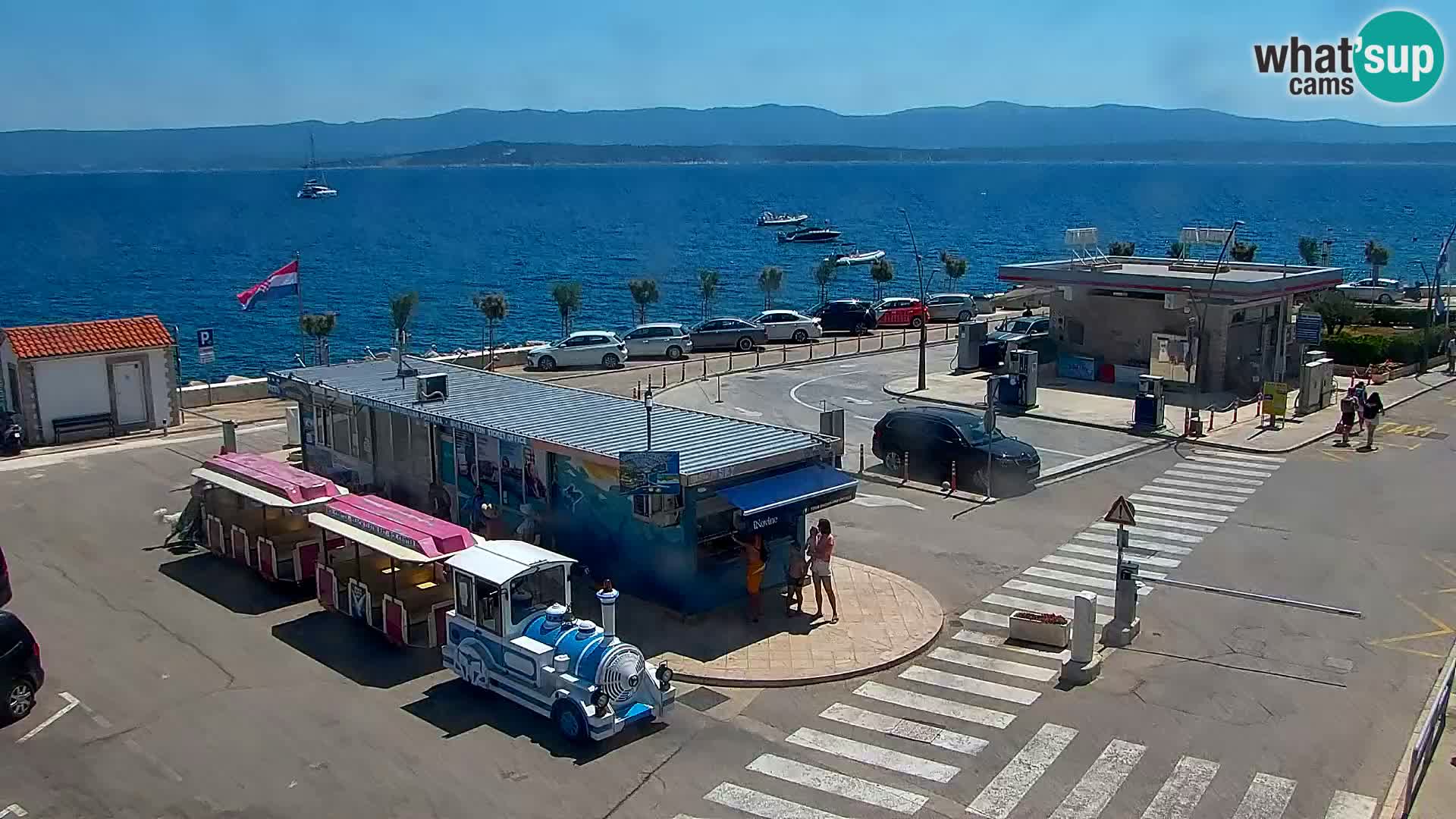 Spletna kamera Bol – Center mesta in marina v živo