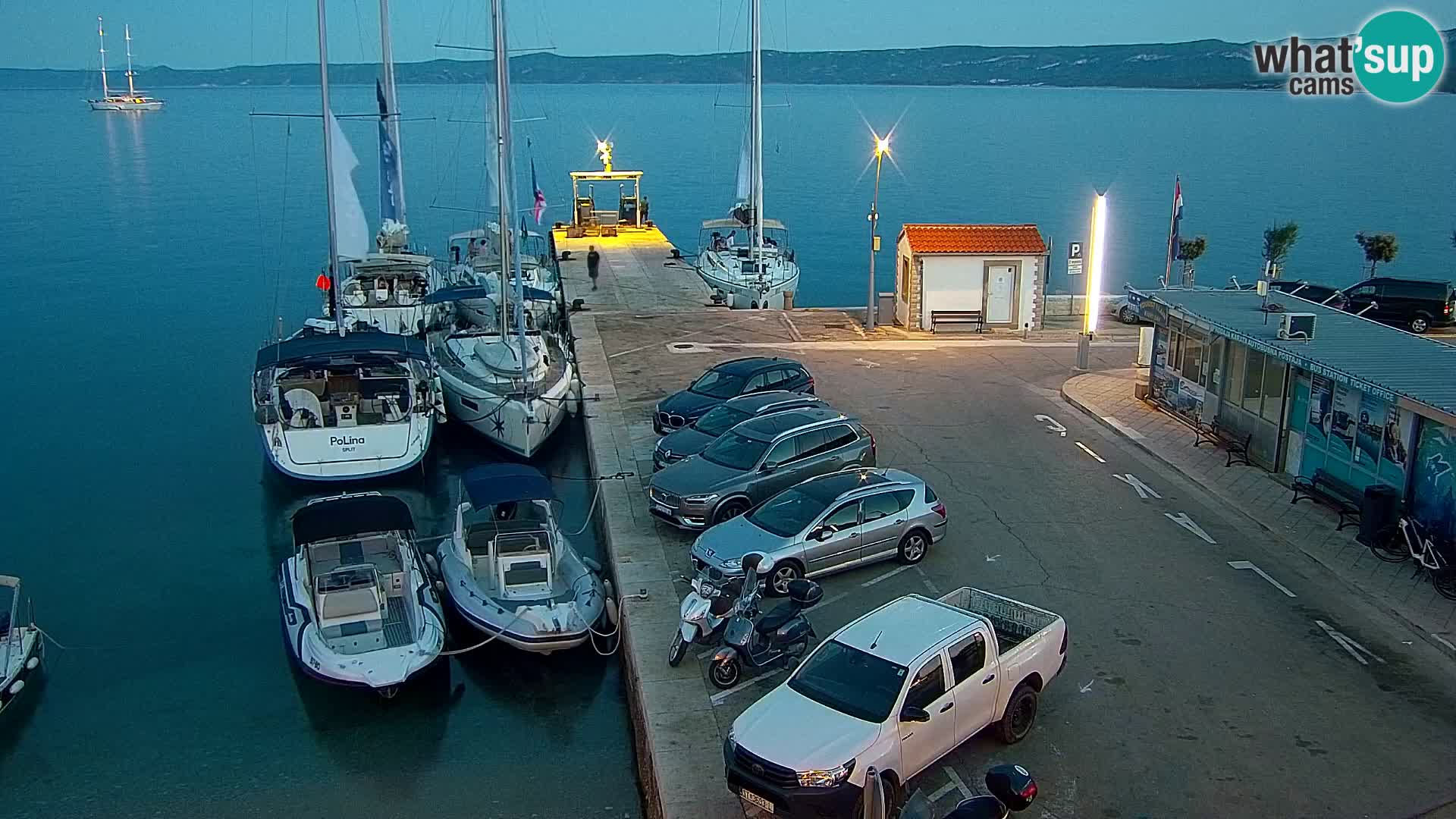 Spletna kamera Bol – Center mesta in marina v živo