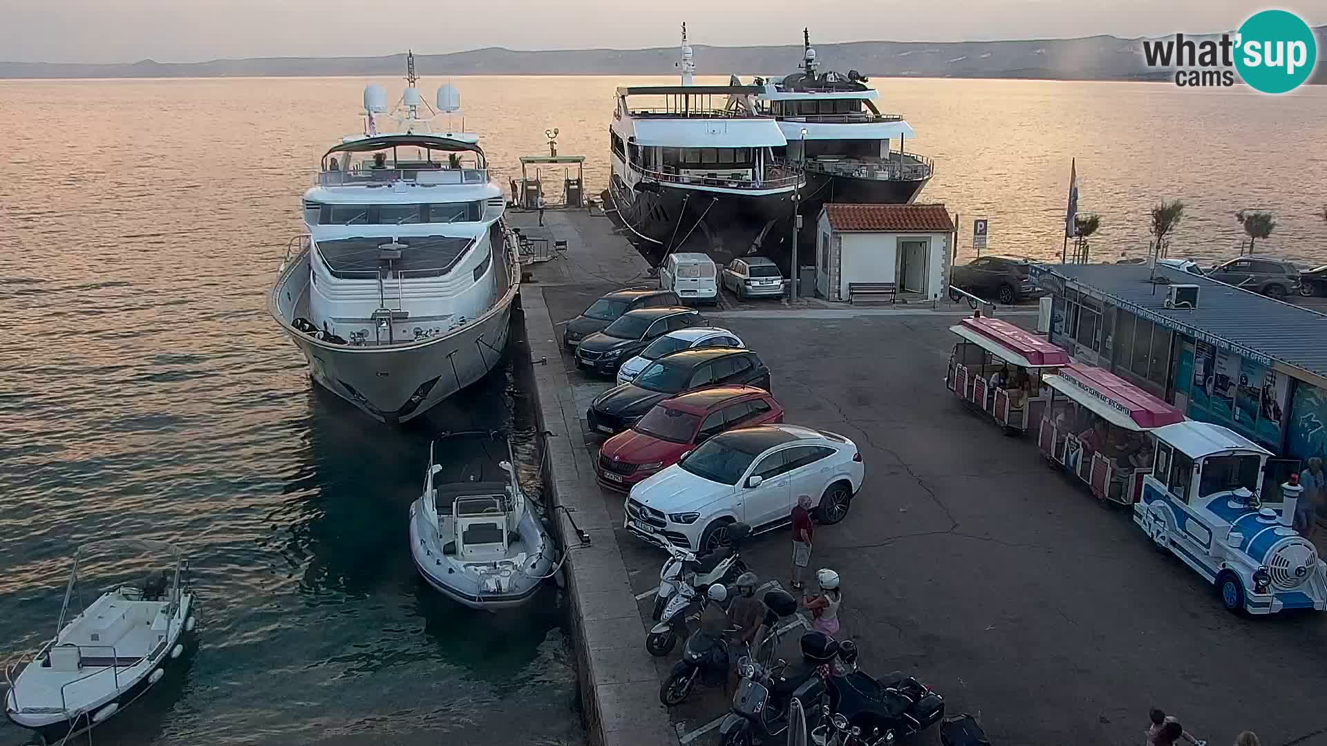 Webcam Bol Centro e Marina – Vista live dal porto di Bol