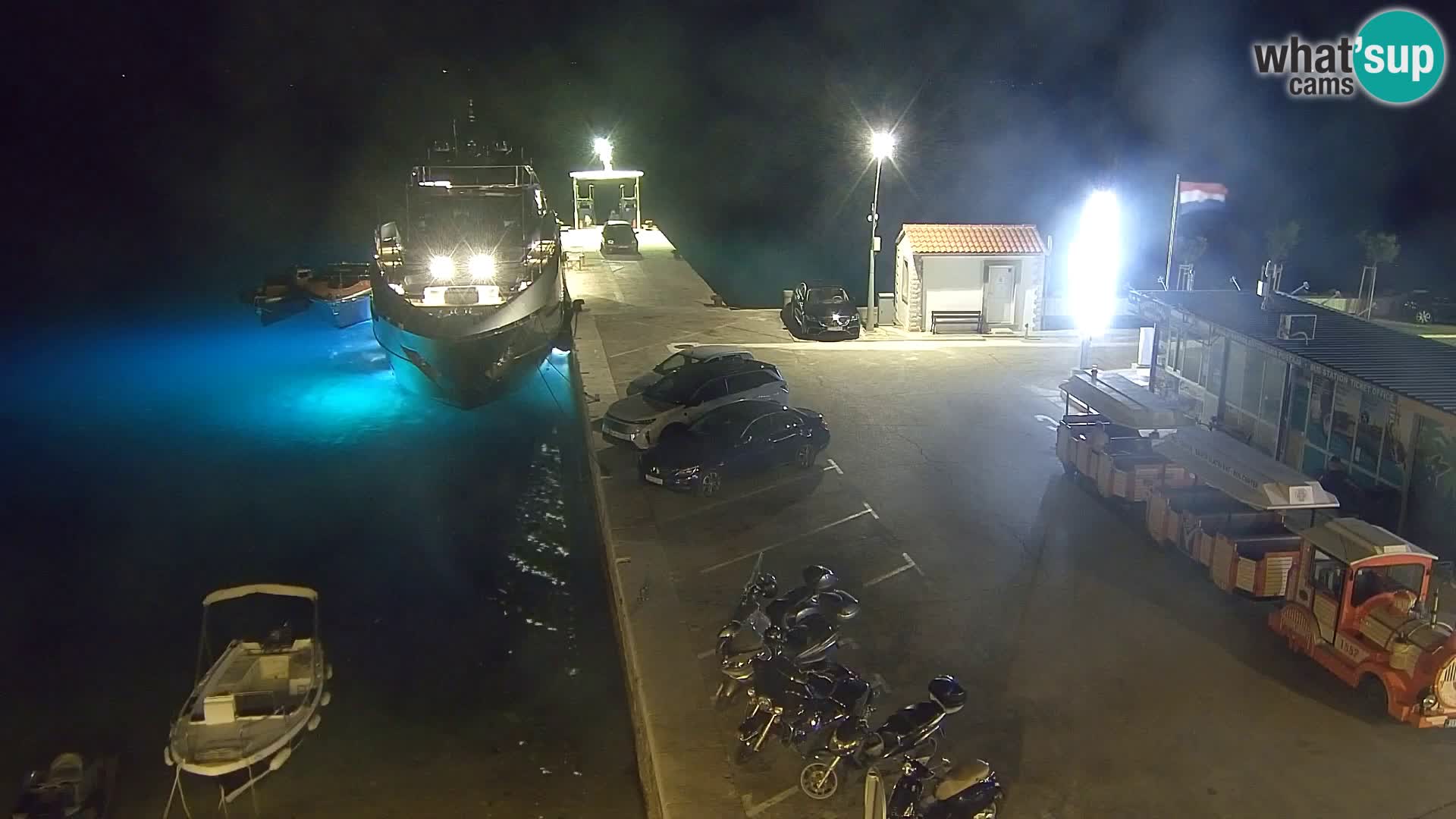 Spletna kamera Bol – Center mesta in marina v živo