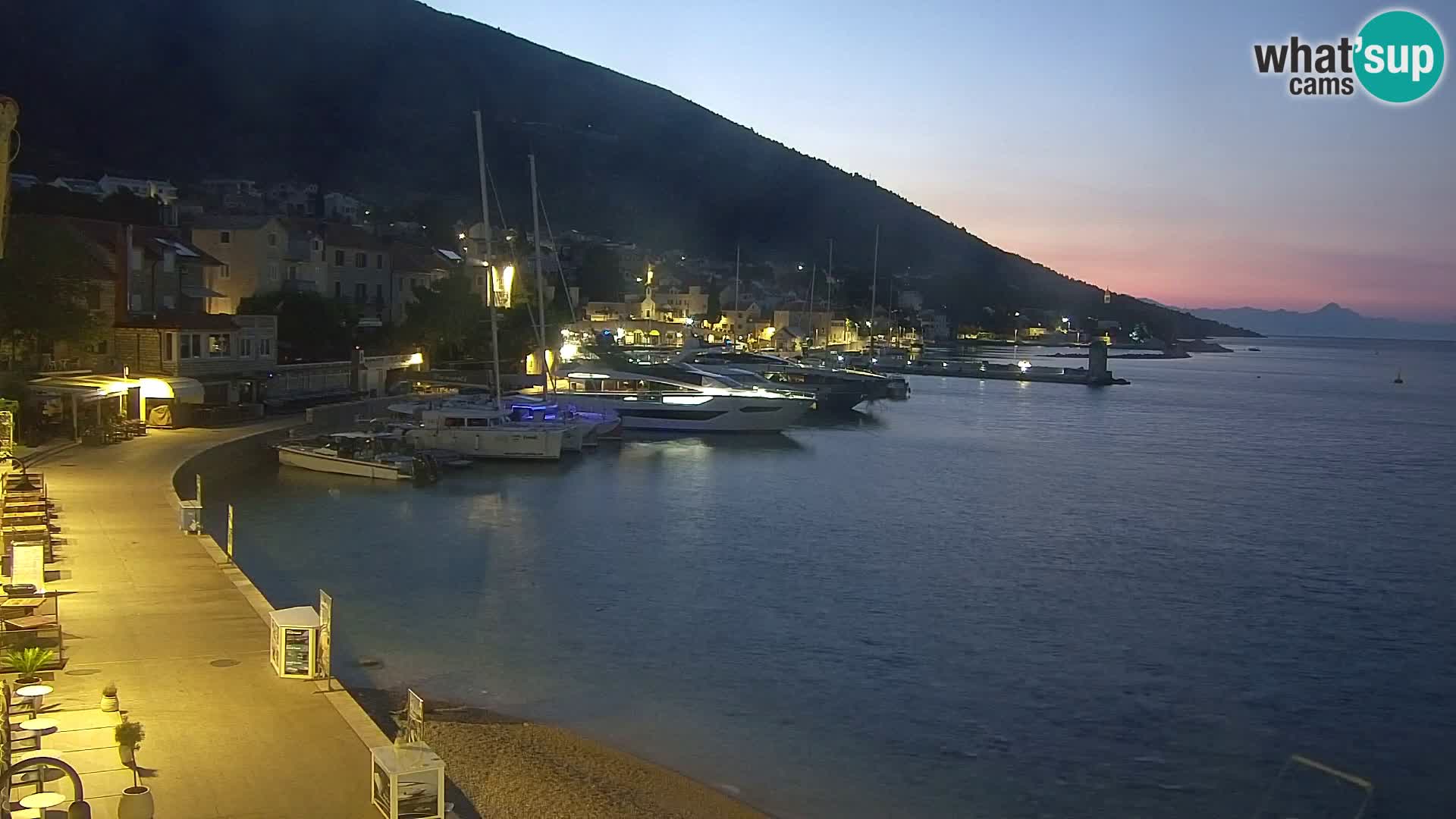 Webcam Bol Centro e Marina – Vista live dal porto di Bol