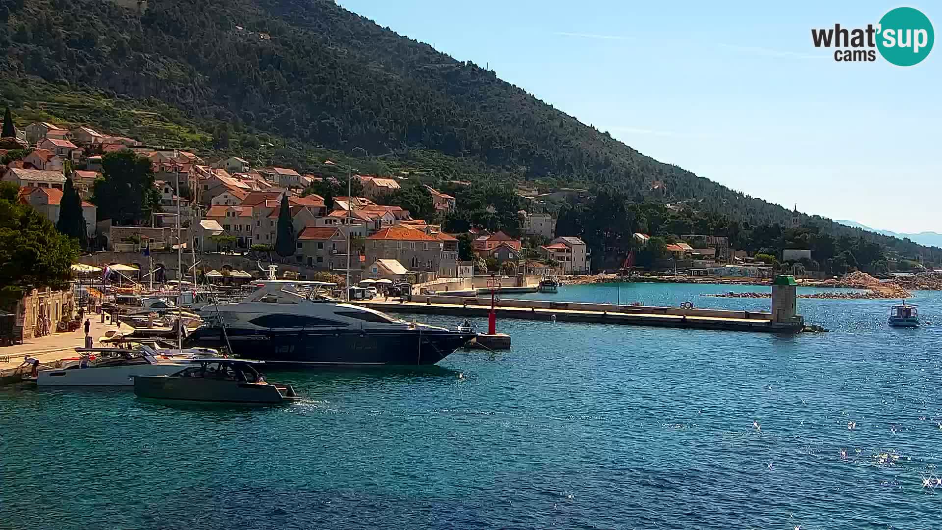 Web kamera Bol – Centar mjesta i marina | Pogled uživo
