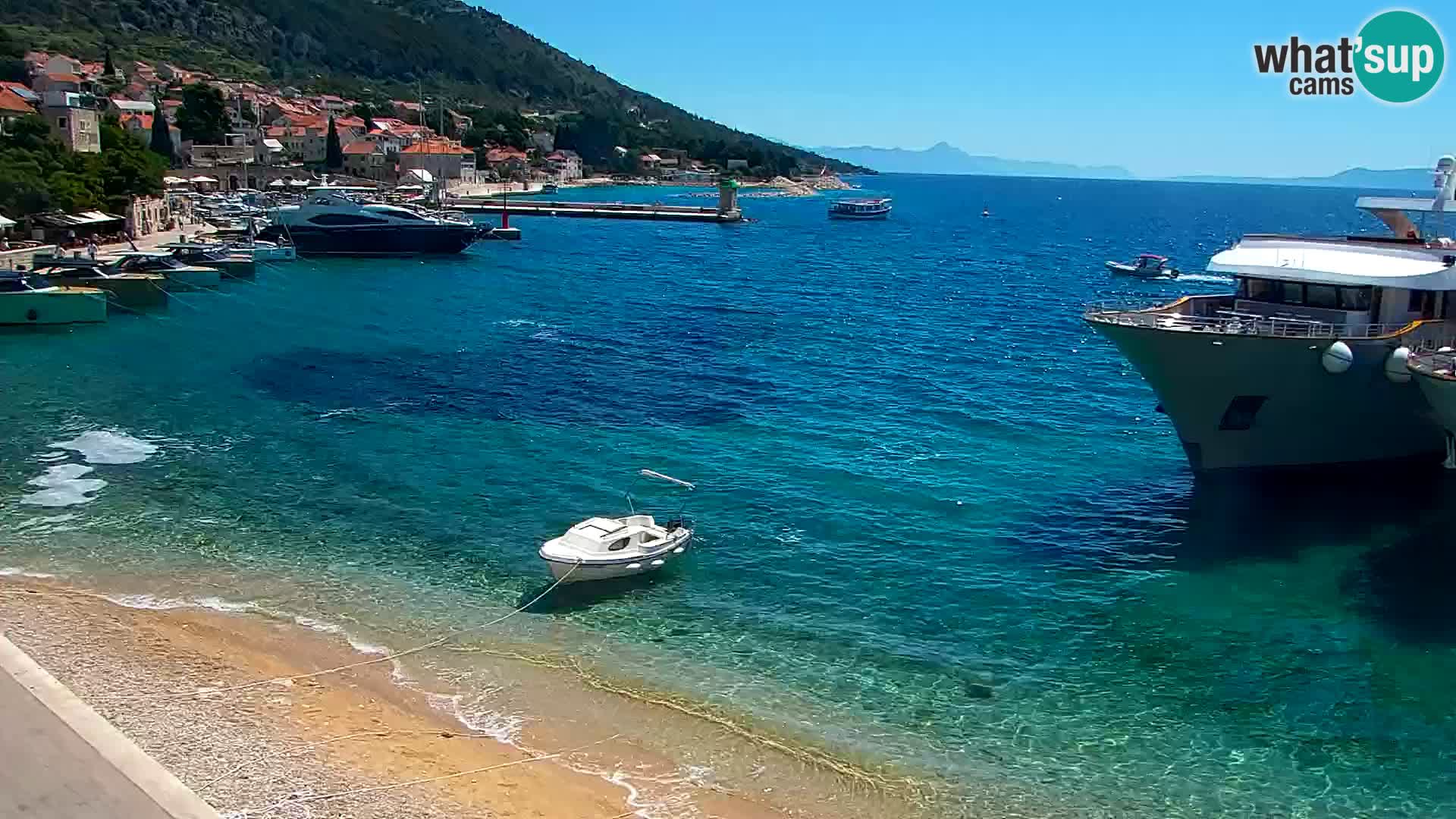 Web kamera Bol – Centar mjesta i marina | Pogled uživo