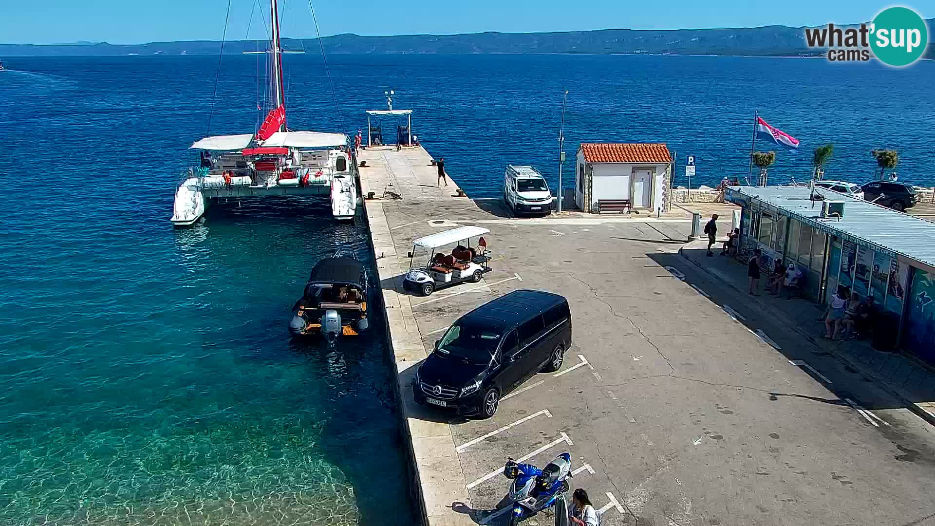 Web kamera Bol – Centar mjesta i marina | Pogled uživo