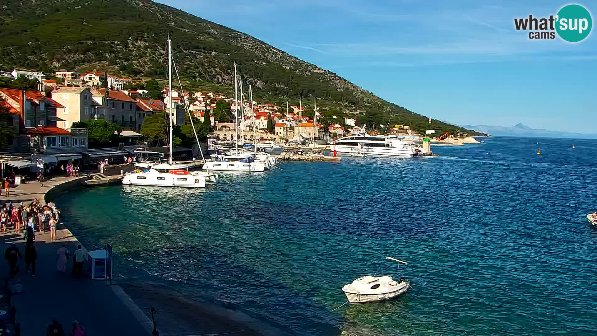 Spletna kamera Bol – Center mesta in marina v živo
