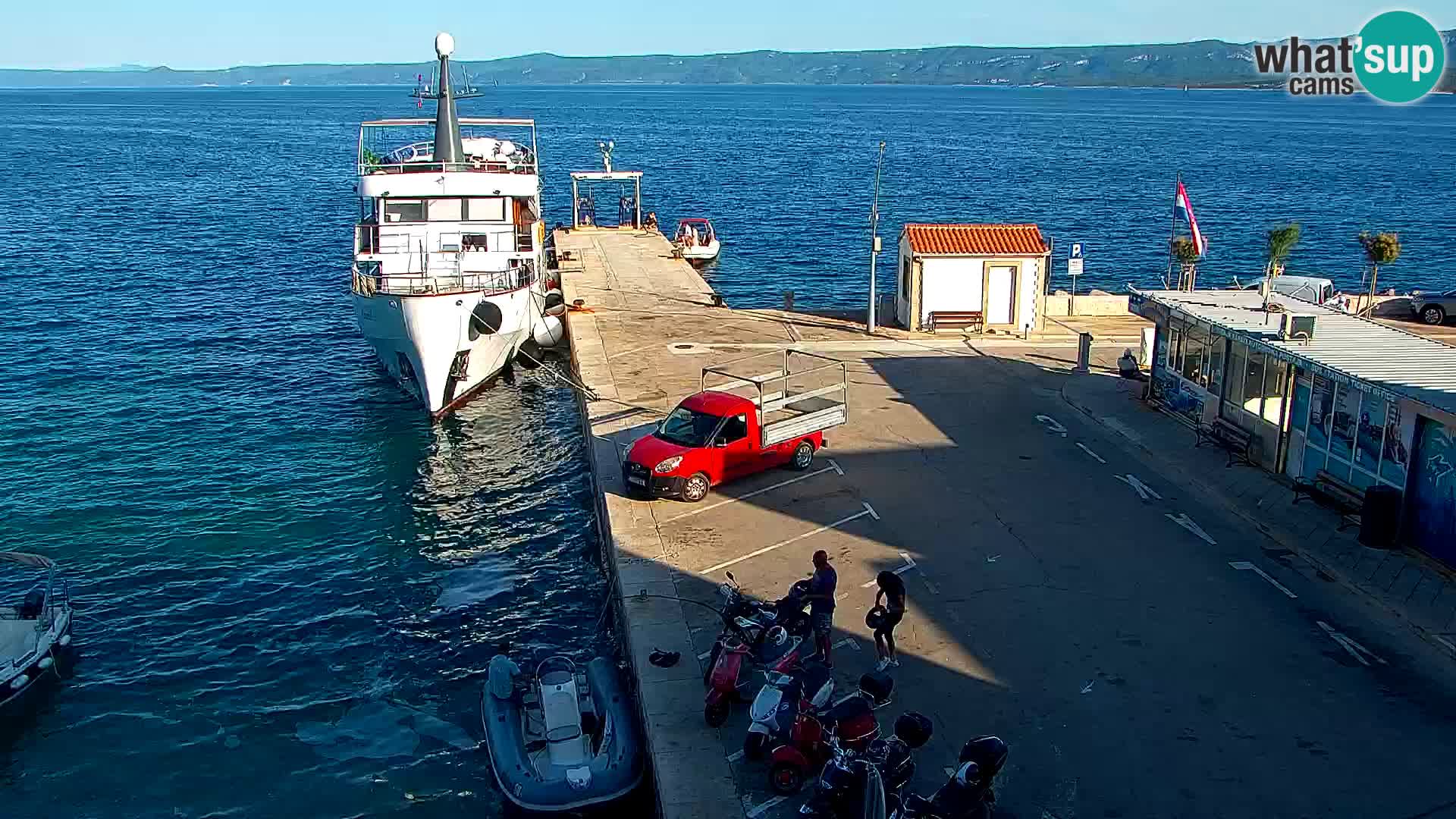 Spletna kamera Bol – Center mesta in marina v živo