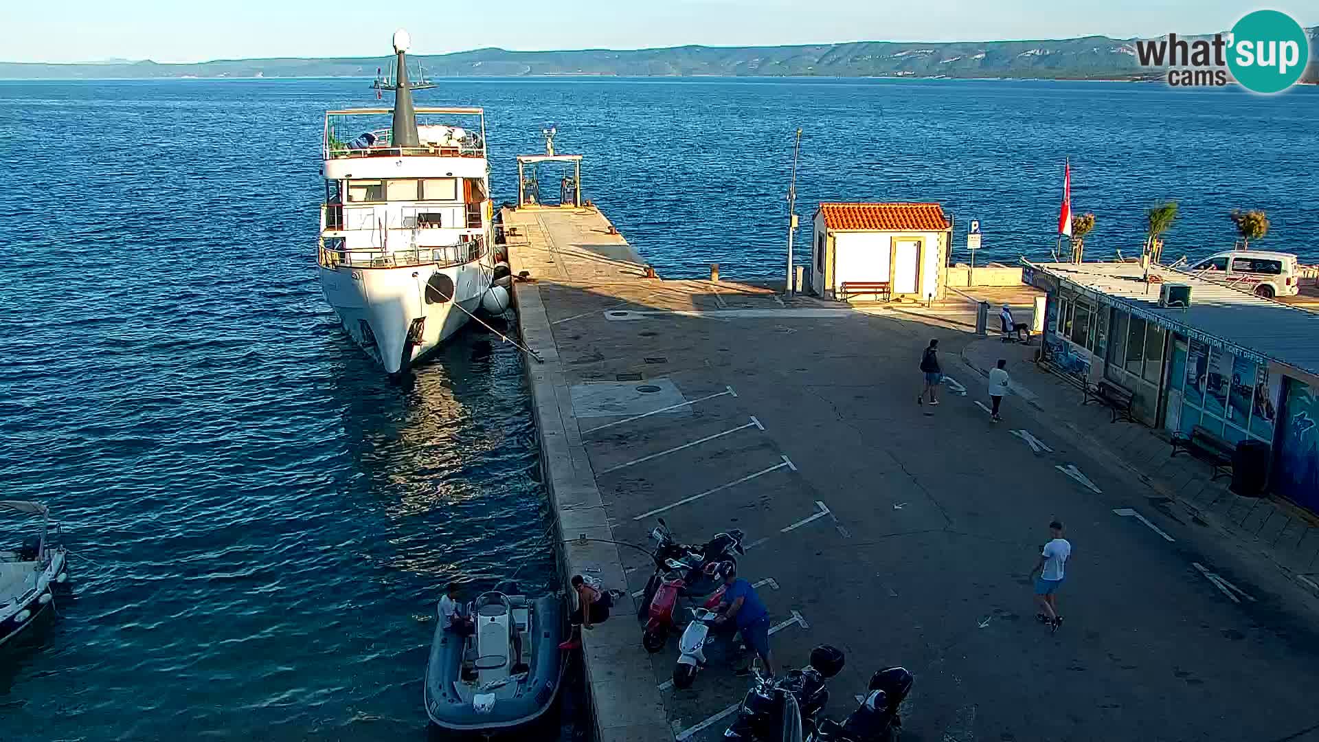Spletna kamera Bol – Center mesta in marina v živo