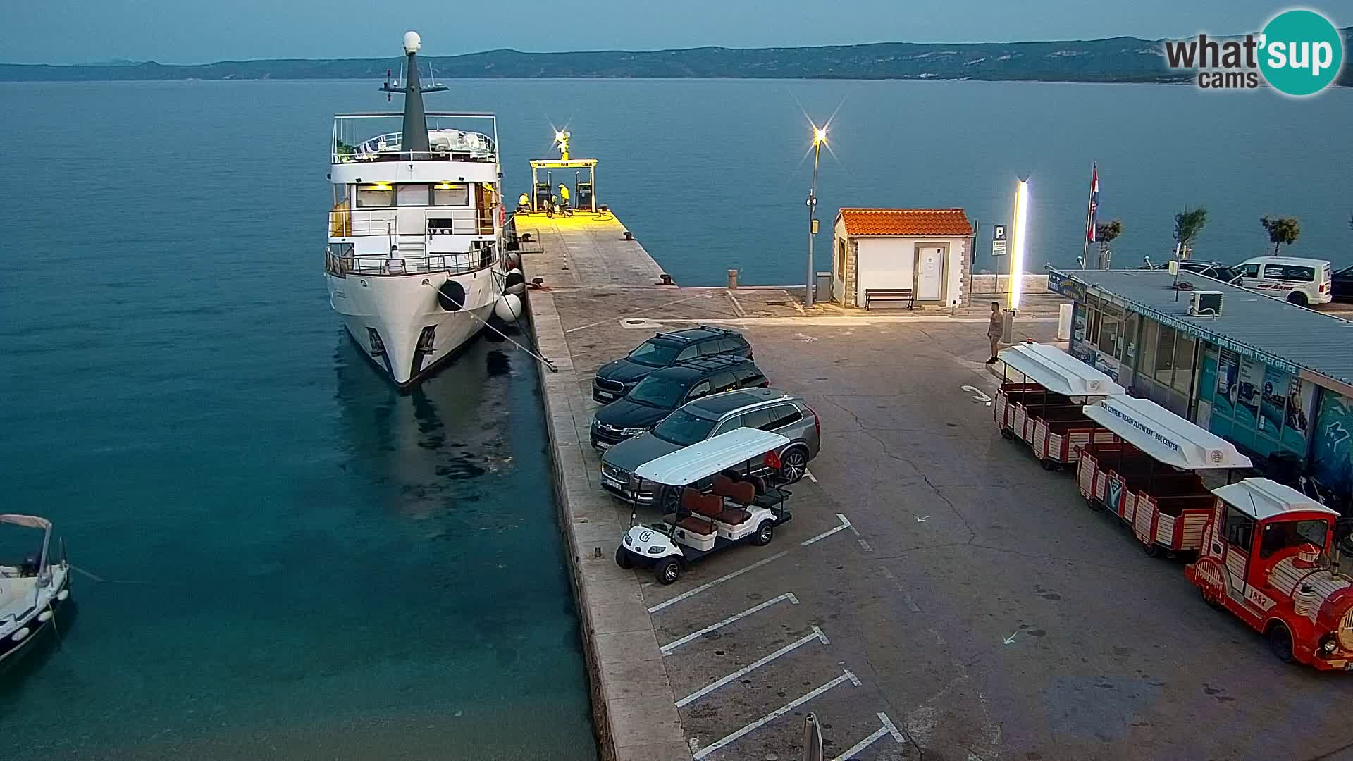 Spletna kamera Bol – Center mesta in marina v živo