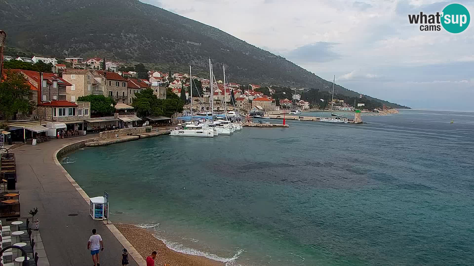 Spletna kamera Bol – Center mesta in marina v živo