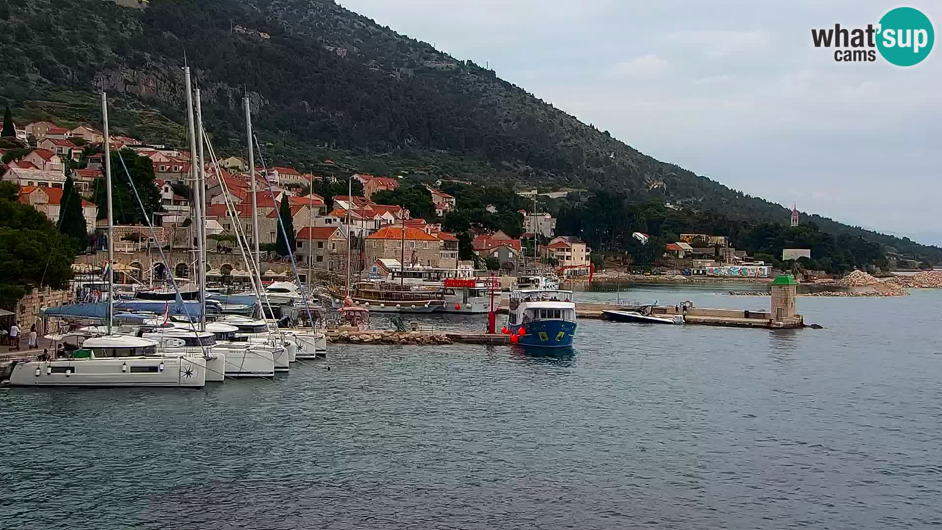 Spletna kamera Bol – Center mesta in marina v živo