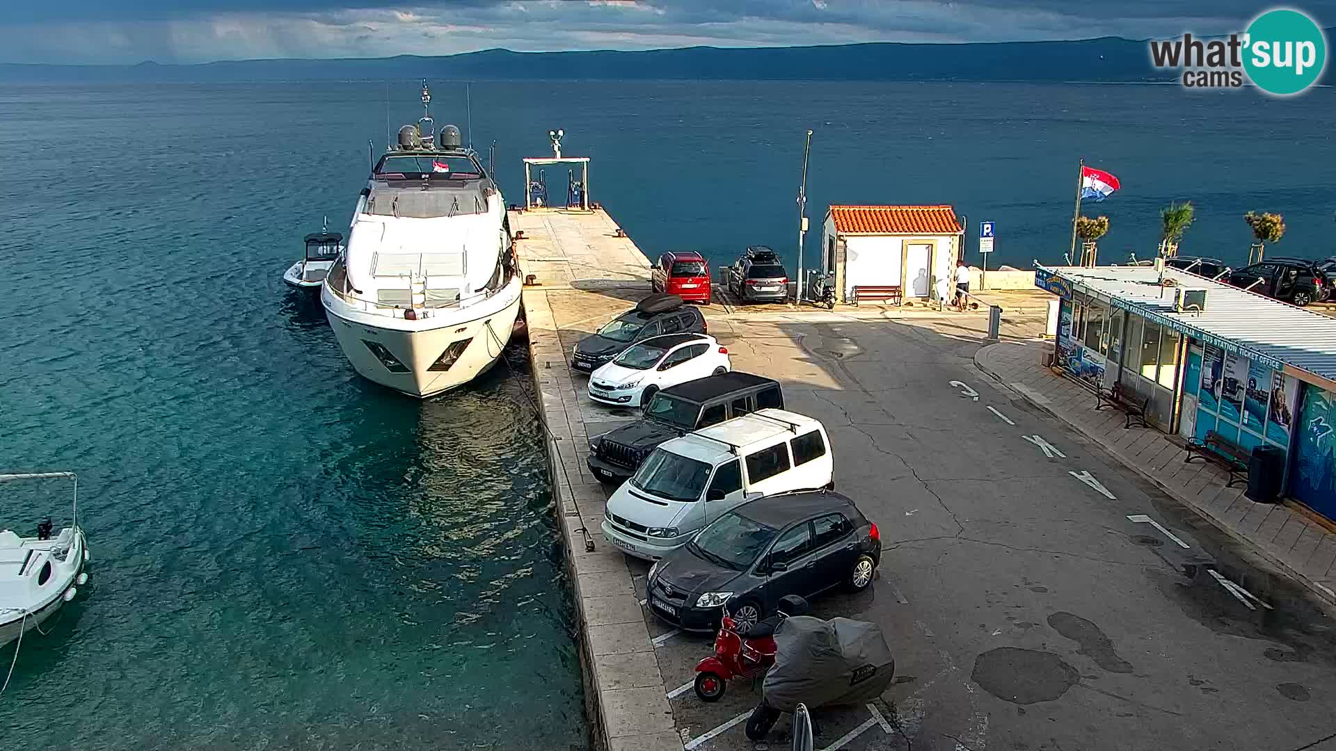 Spletna kamera Bol – Center mesta in marina v živo