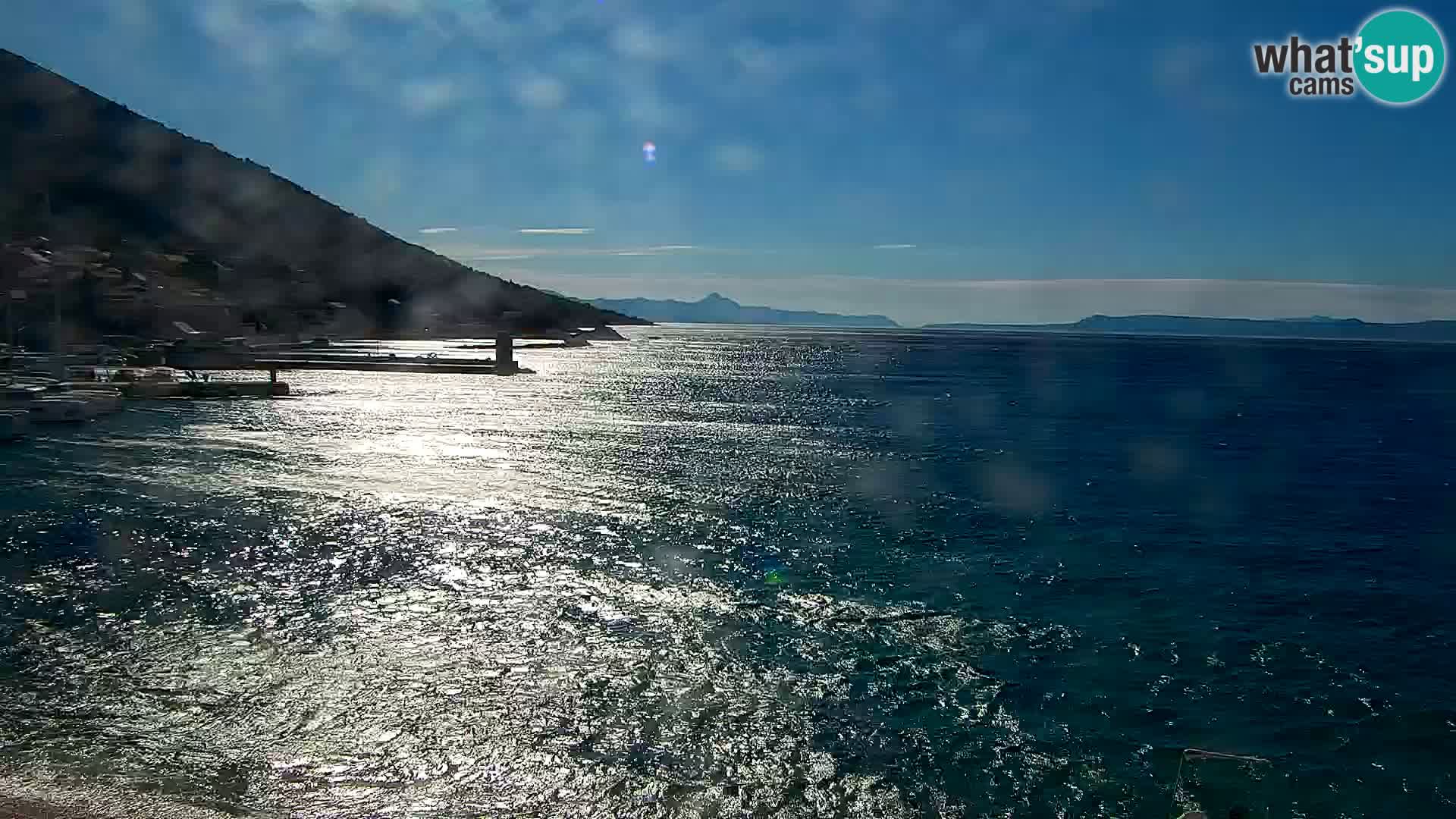Spletna kamera Bol – Center mesta in marina v živo