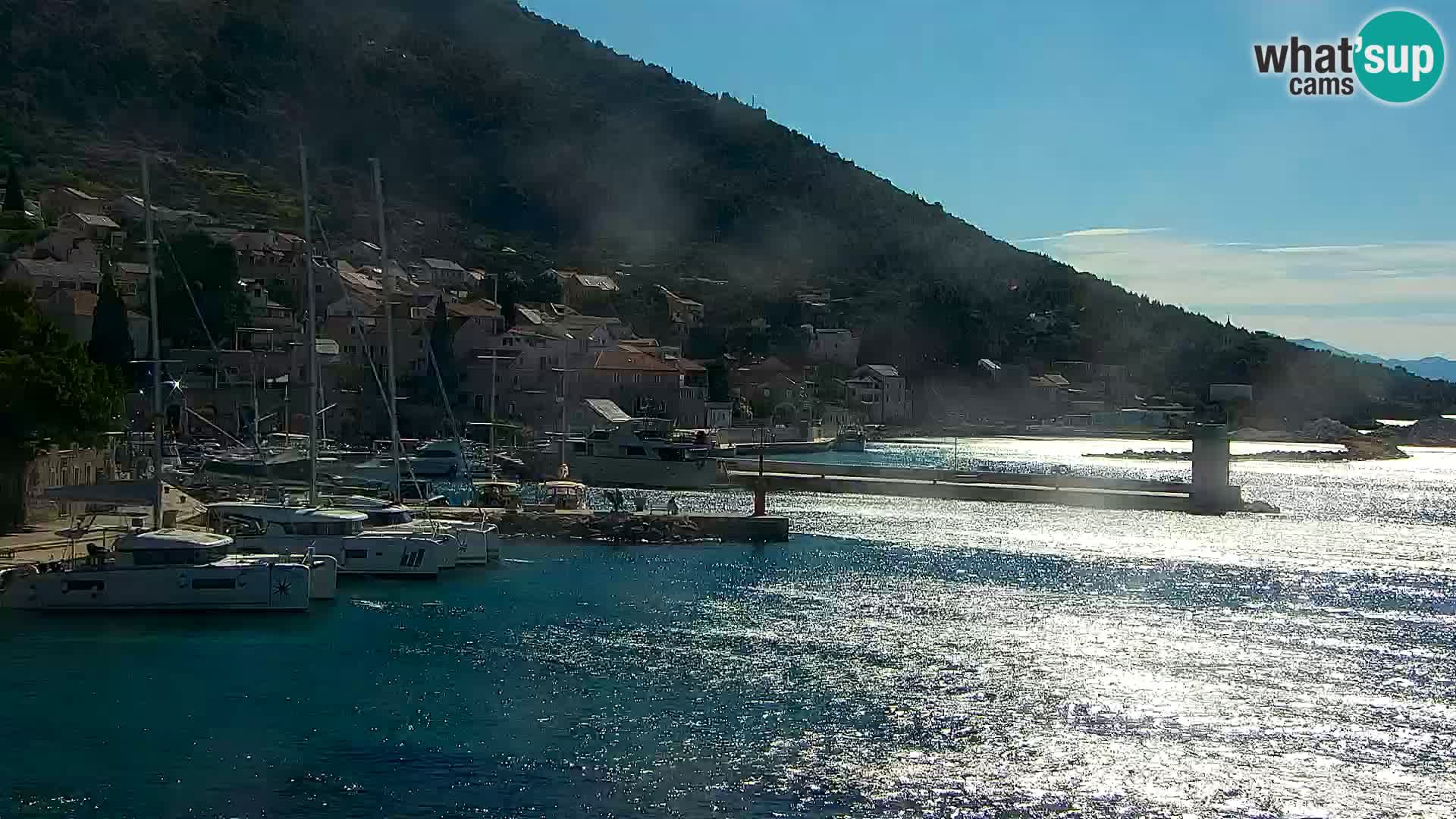 Webcam Bol Centro e Marina – Vista live dal porto di Bol