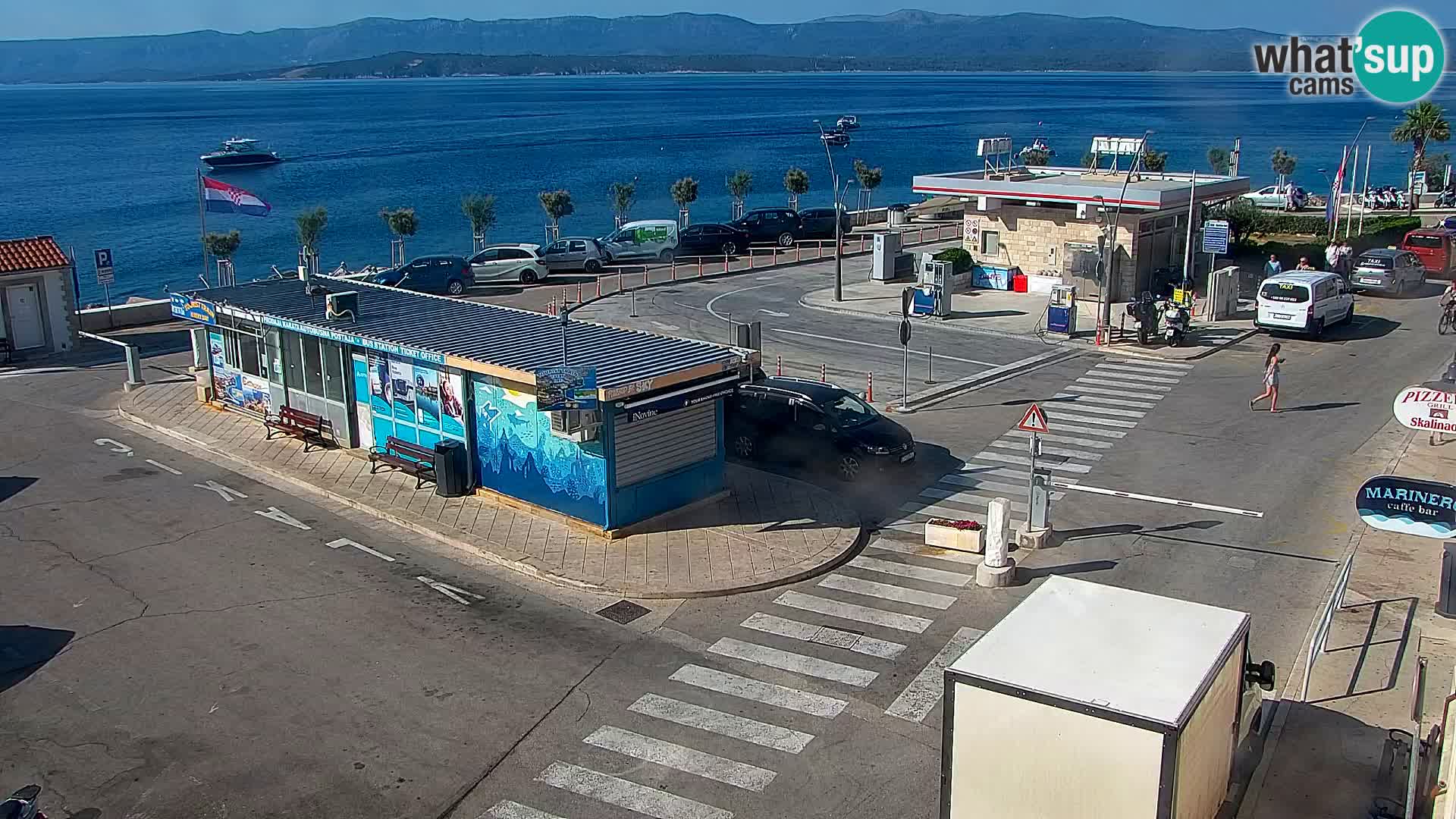 Spletna kamera Bol – Center mesta in marina v živo