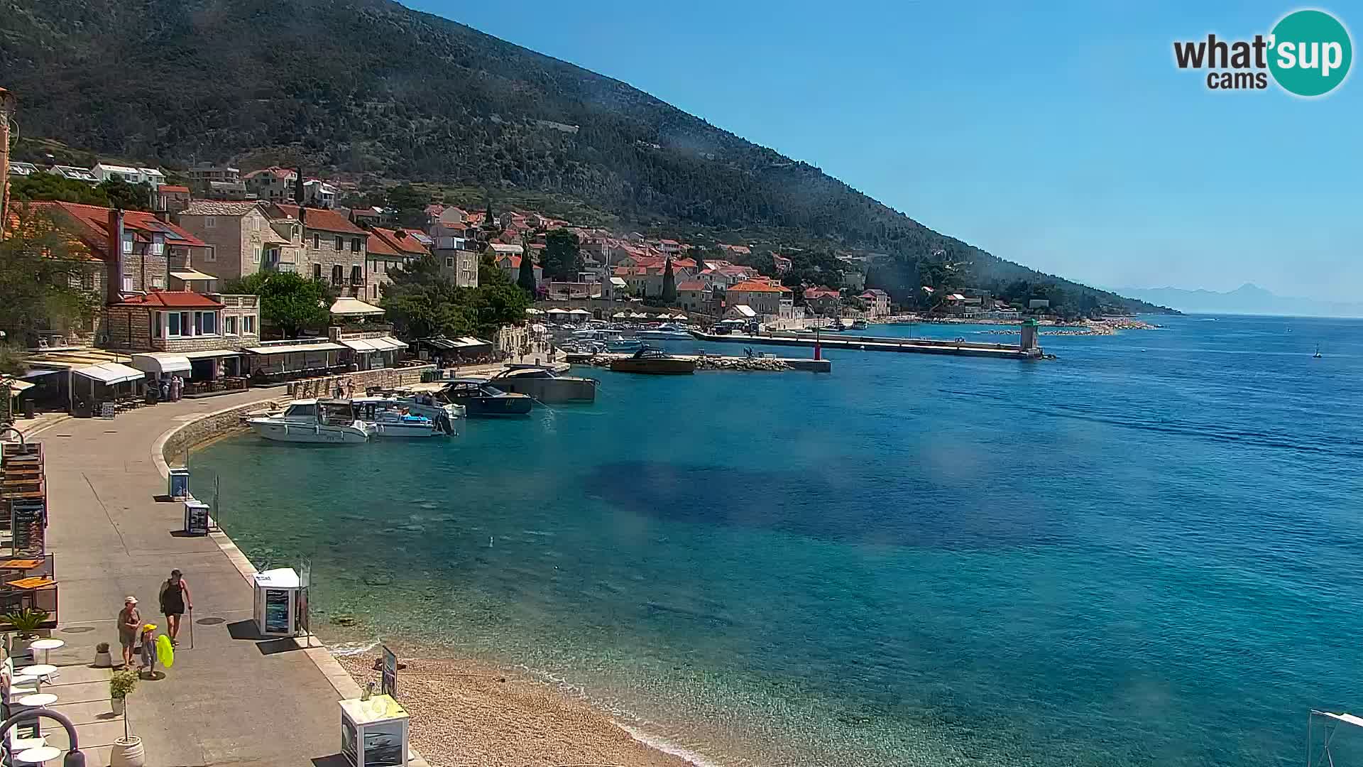 Spletna kamera Bol – Center mesta in marina v živo