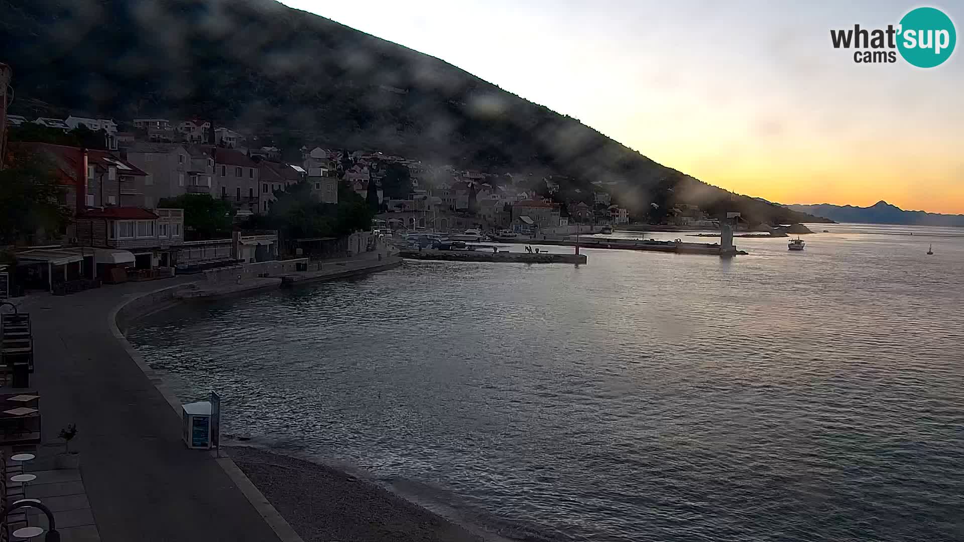 Spletna kamera Bol – Center mesta in marina v živo