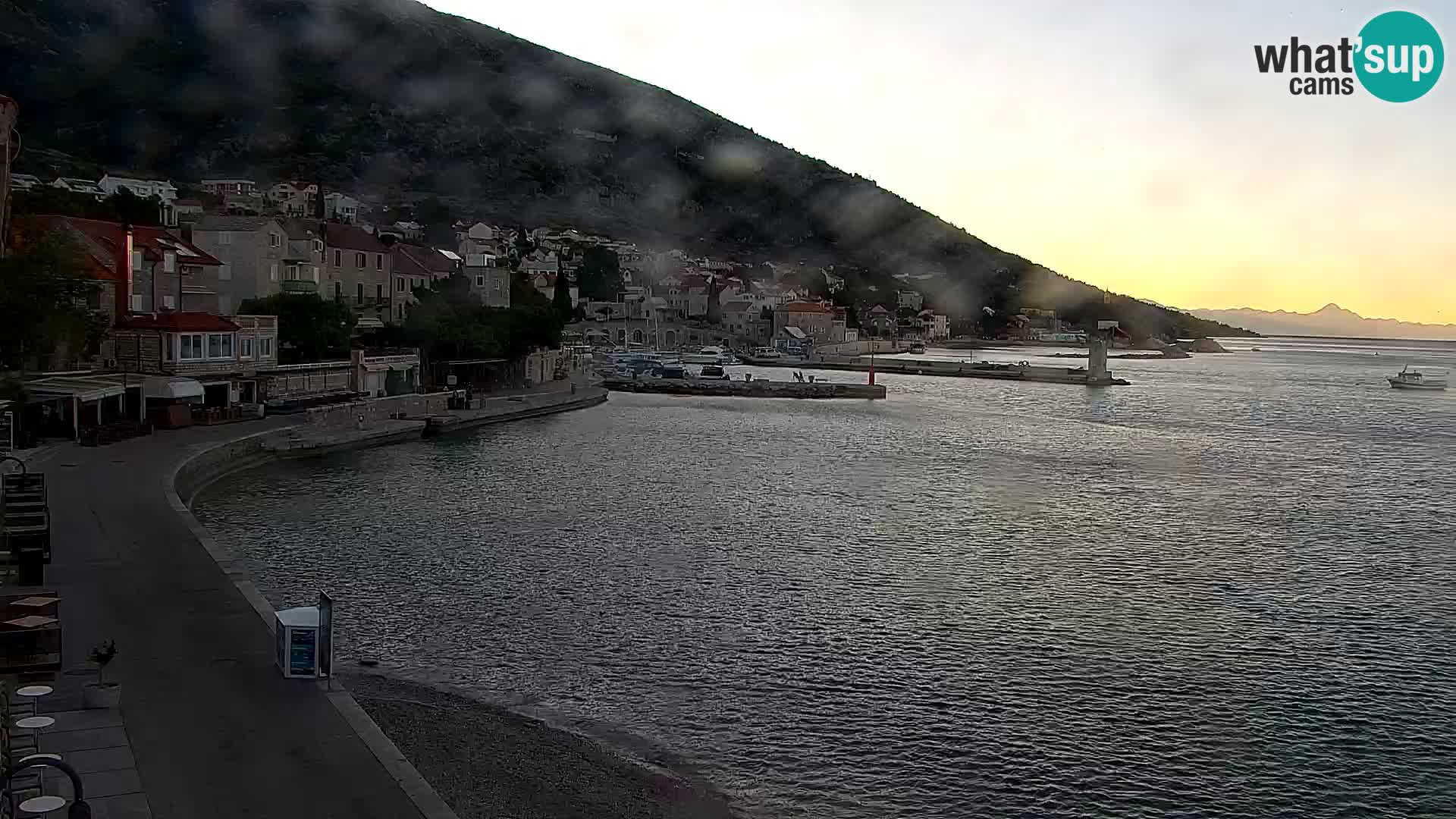 Web kamera Bol – Centar mjesta i marina | Pogled uživo