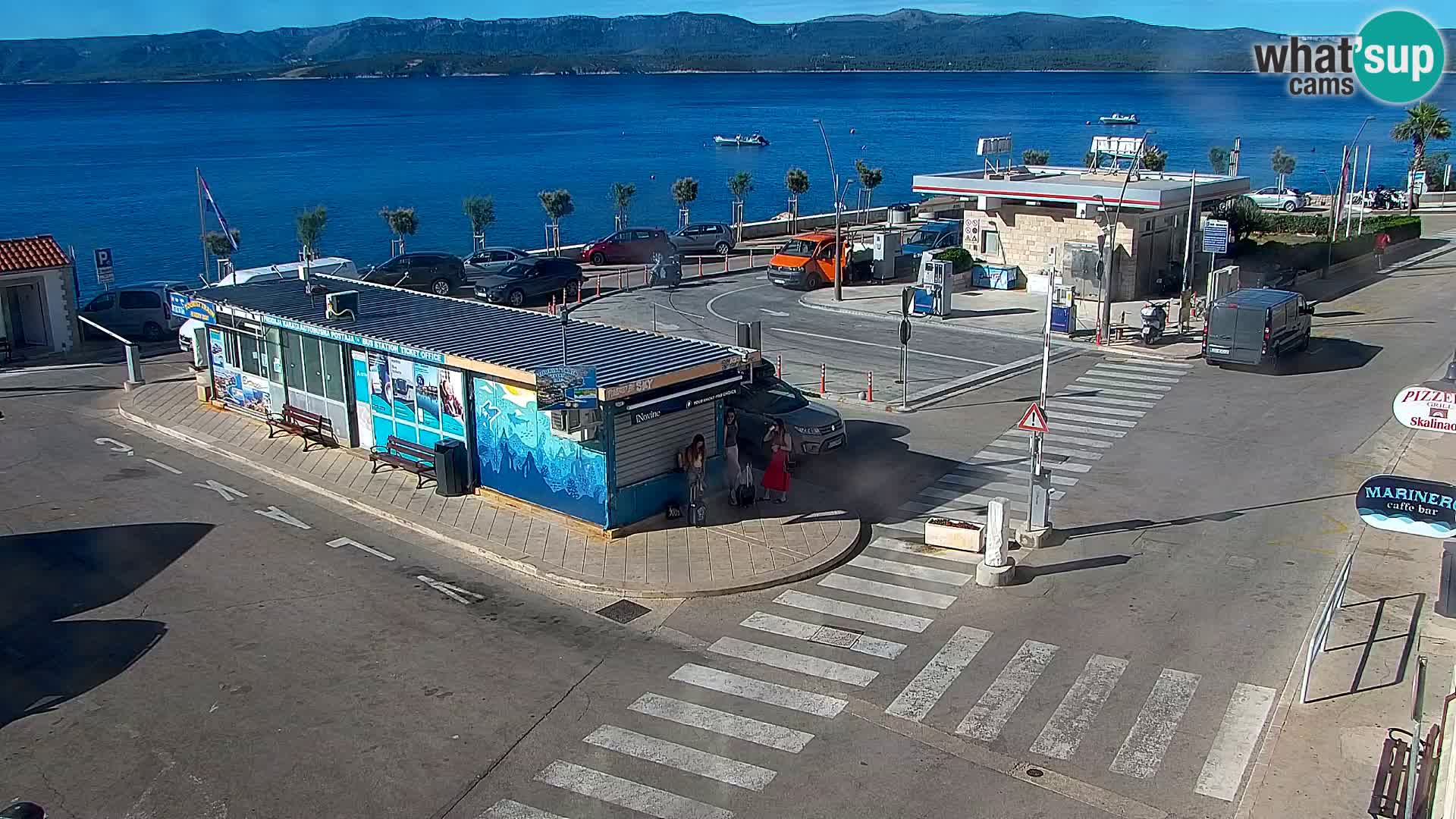 Spletna kamera Bol – Center mesta in marina v živo
