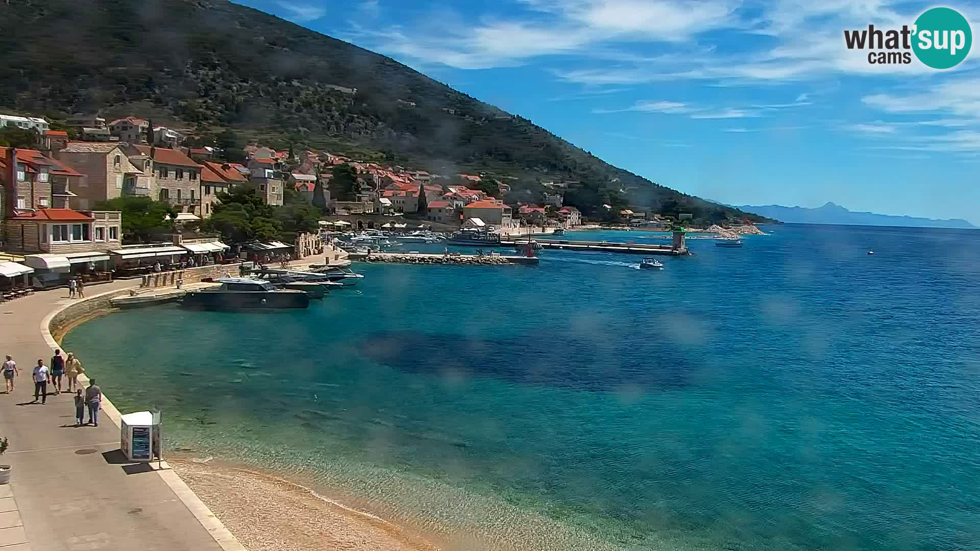 Spletna kamera Bol – Center mesta in marina v živo