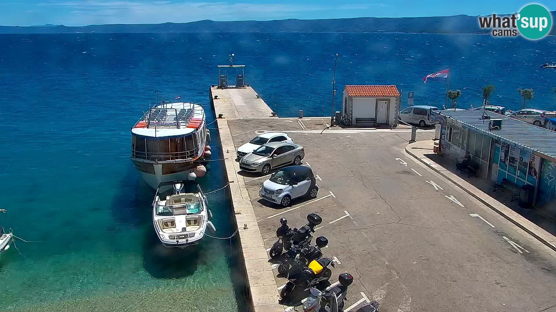 Web kamera Bol – Centar mjesta i marina | Pogled uživo