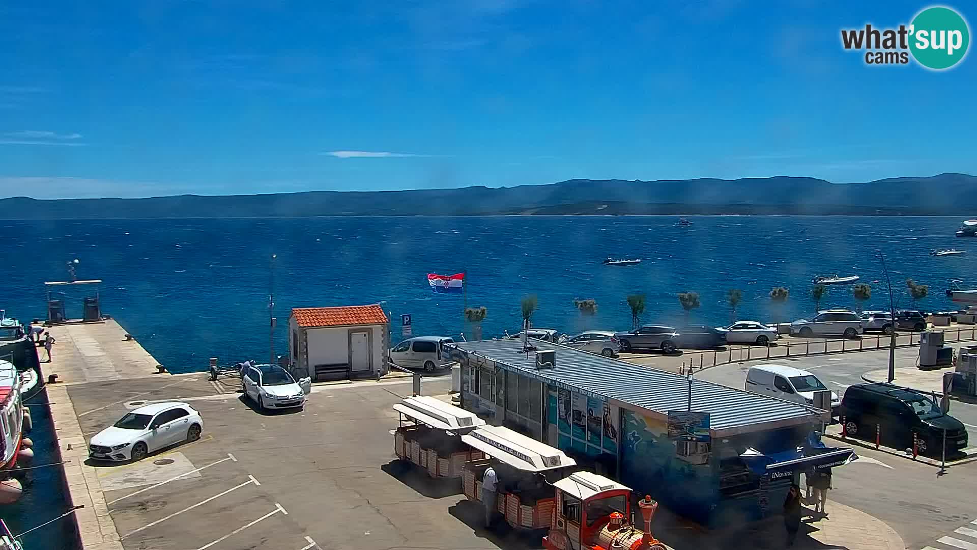 Spletna kamera Bol – Center mesta in marina v živo