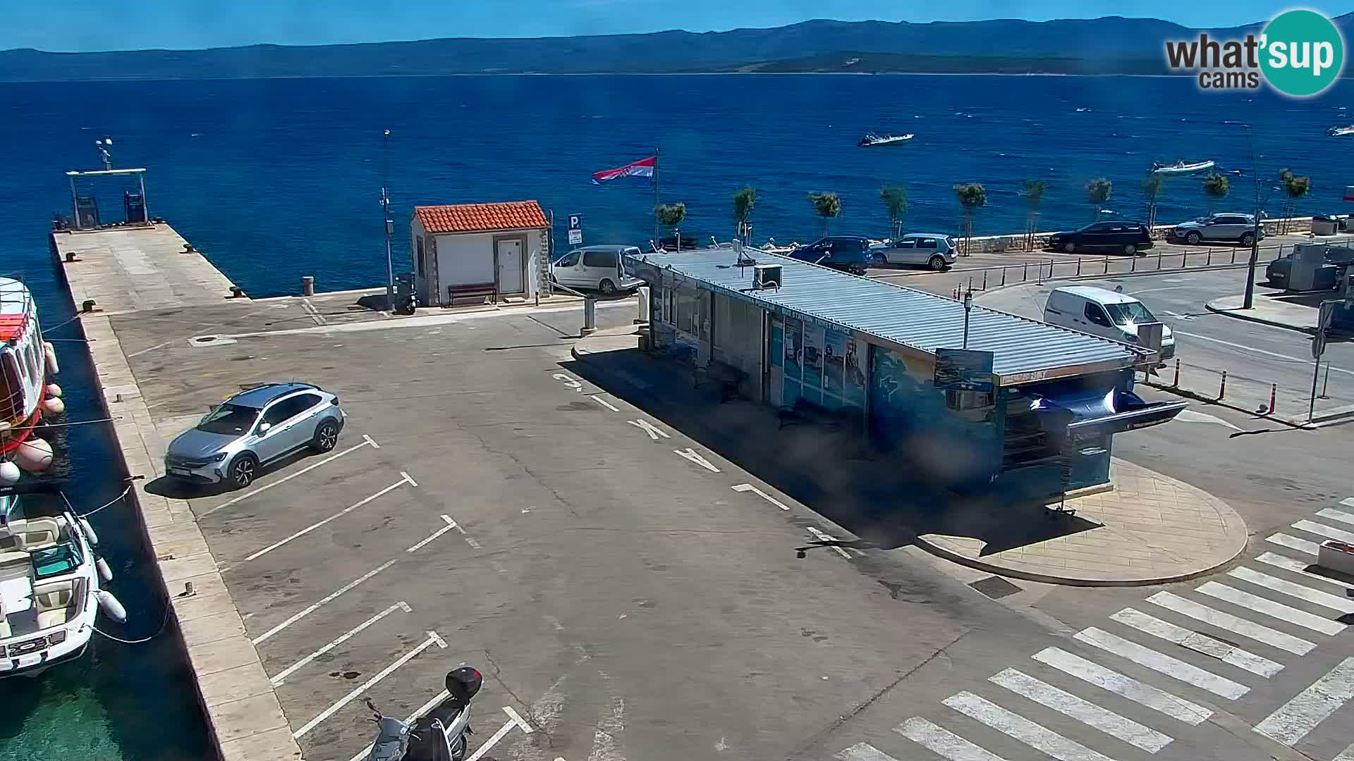 Web kamera Bol – Centar mjesta i marina | Pogled uživo