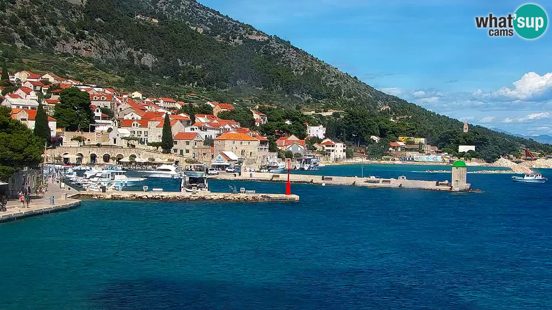 Spletna kamera Bol – Center mesta in marina v živo