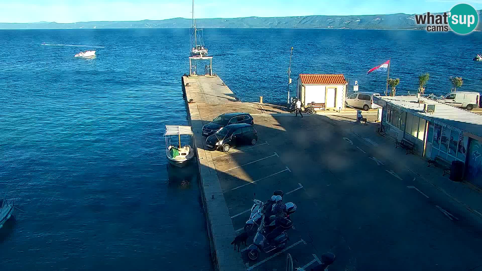 Webcam Bol Centro e Marina – Vista live dal porto di Bol