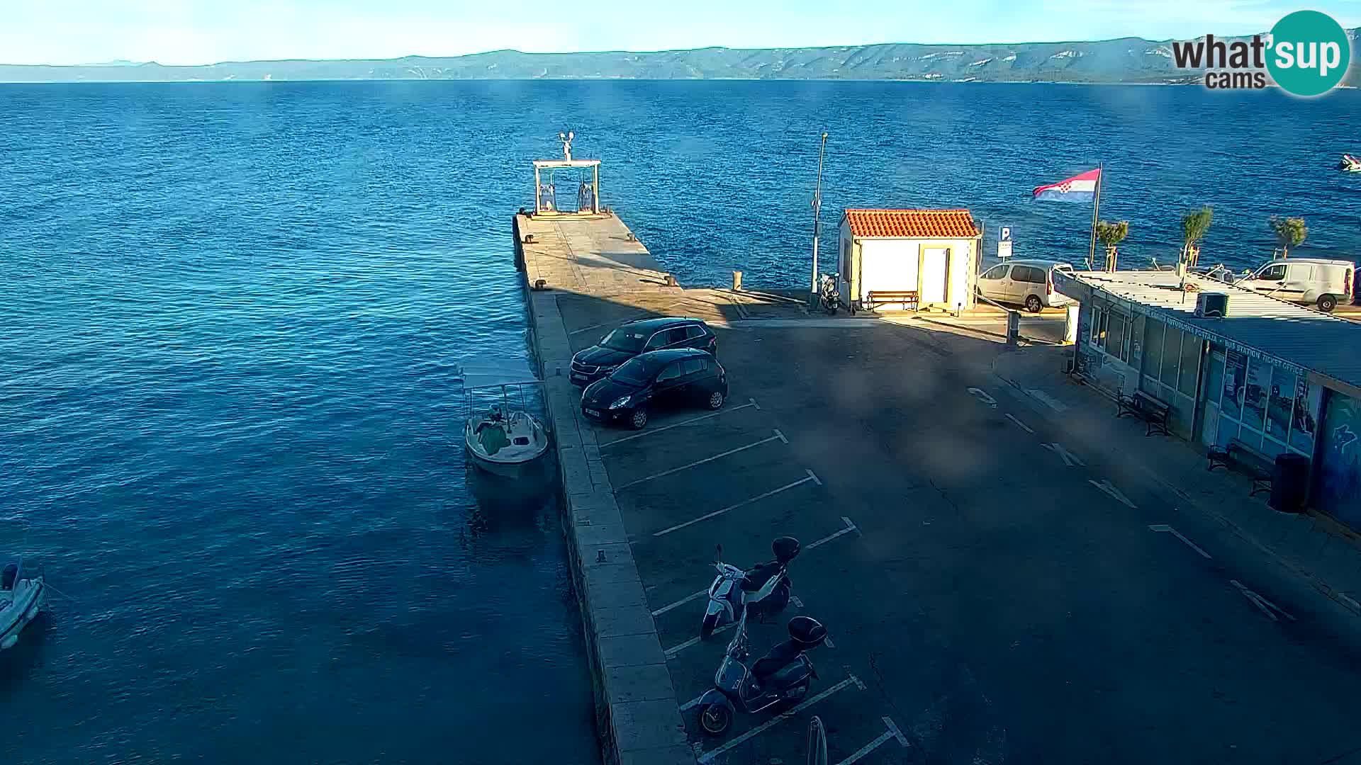 Web kamera Bol – Centar mjesta i marina | Pogled uživo