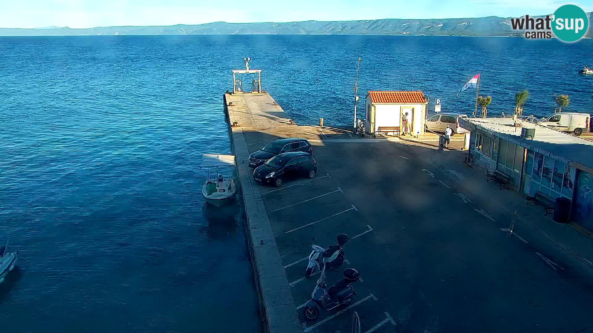 Web kamera Bol – Centar mjesta i marina | Pogled uživo