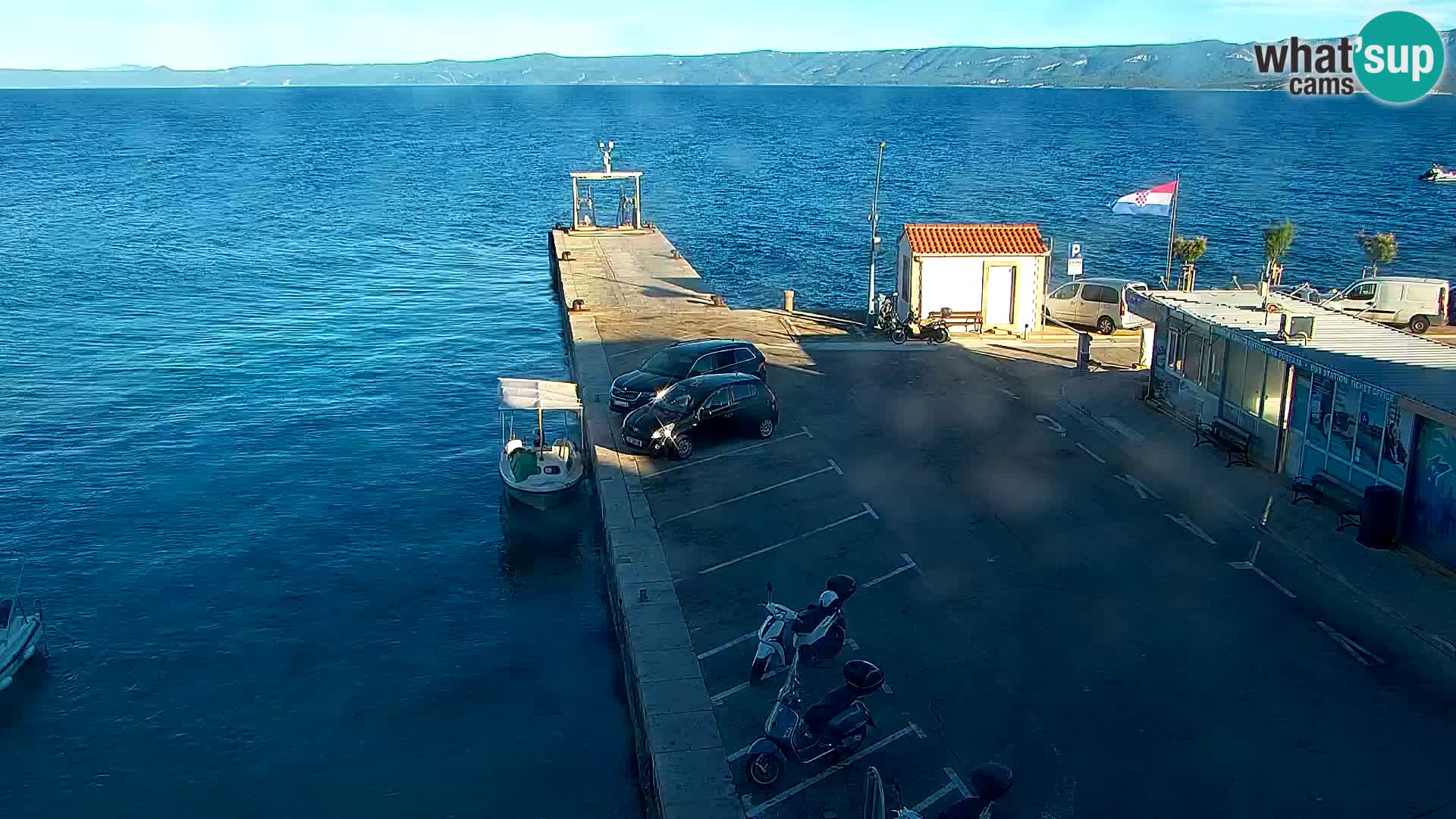 Web kamera Bol – Centar mjesta i marina | Pogled uživo