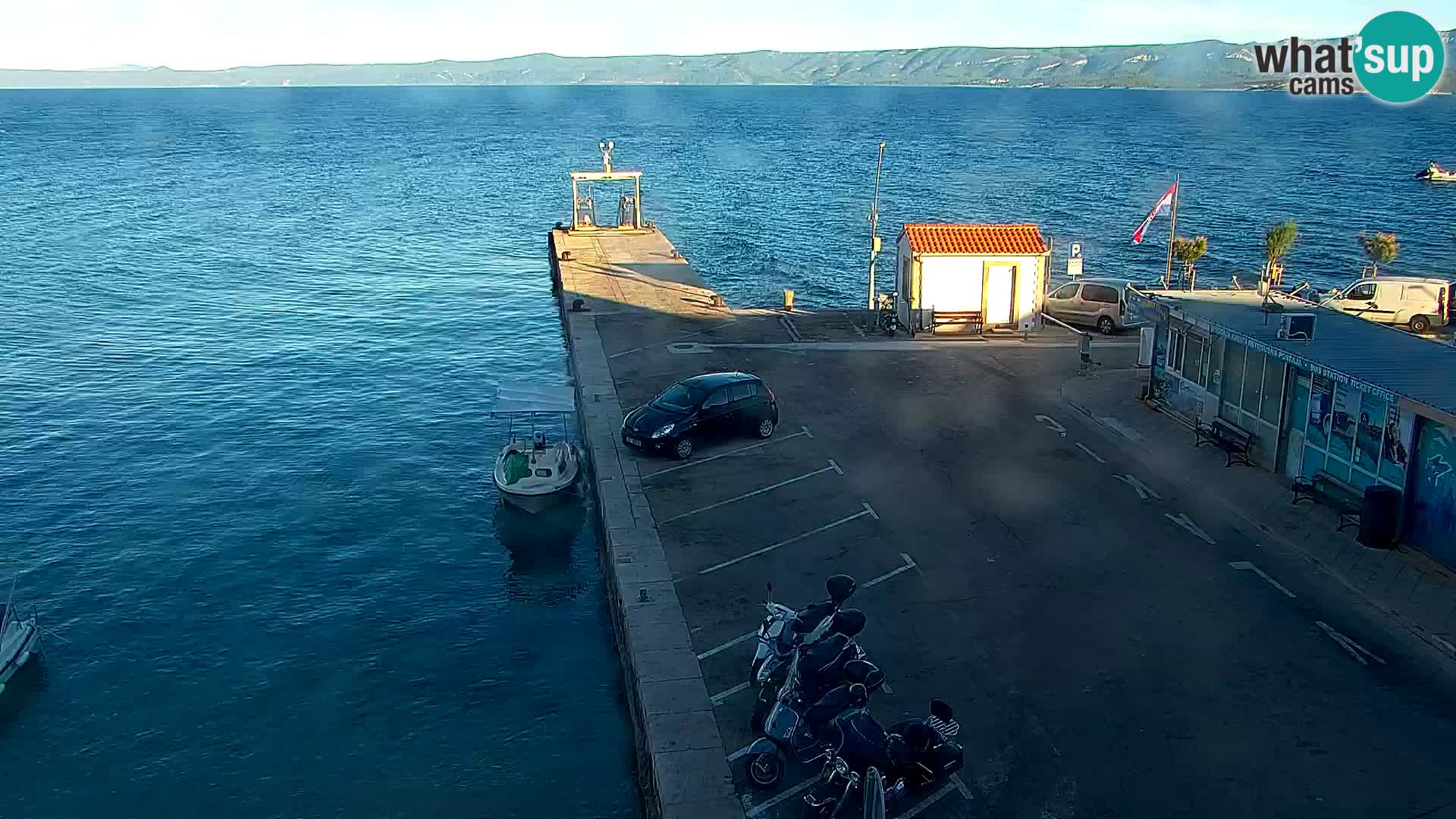 Spletna kamera Bol – Center mesta in marina v živo