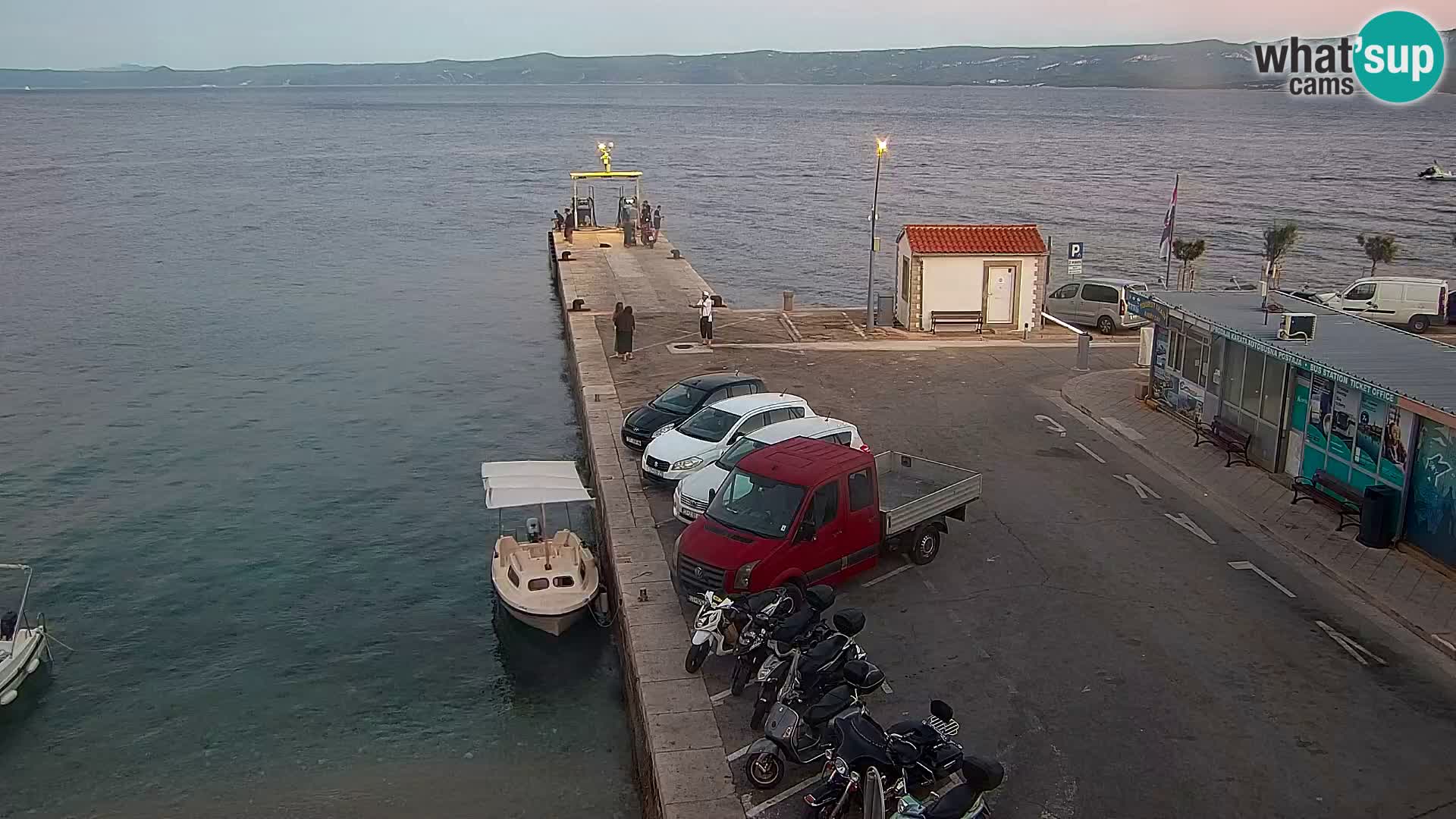 Web kamera Bol – Centar mjesta i marina | Pogled uživo