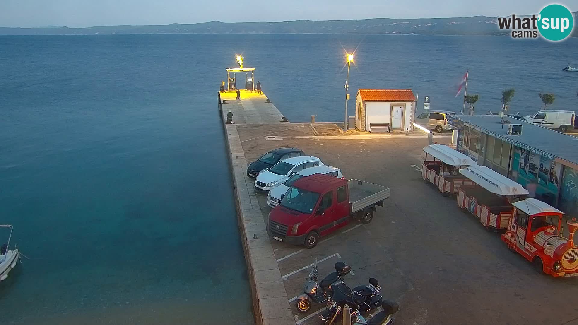 Spletna kamera Bol – Center mesta in marina v živo