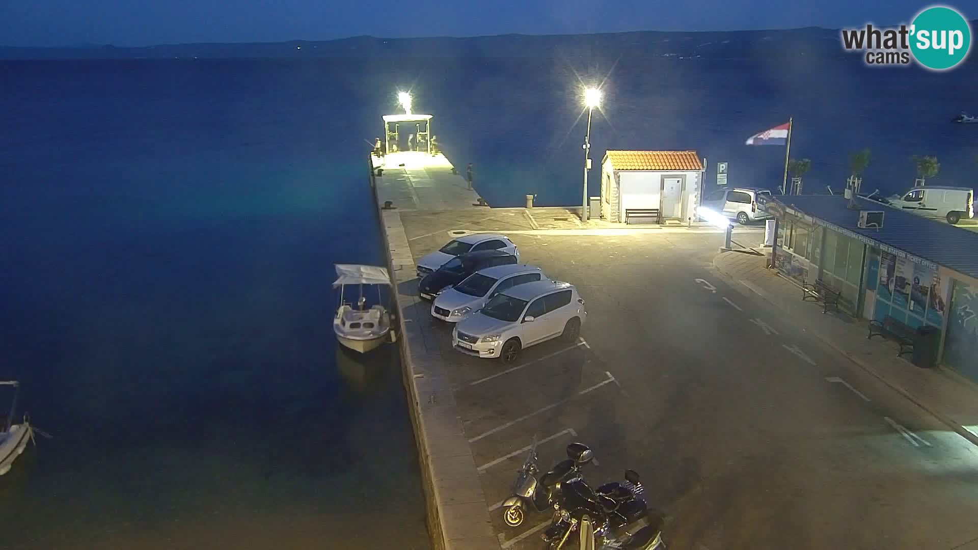 Web kamera Bol – Centar mjesta i marina | Pogled uživo