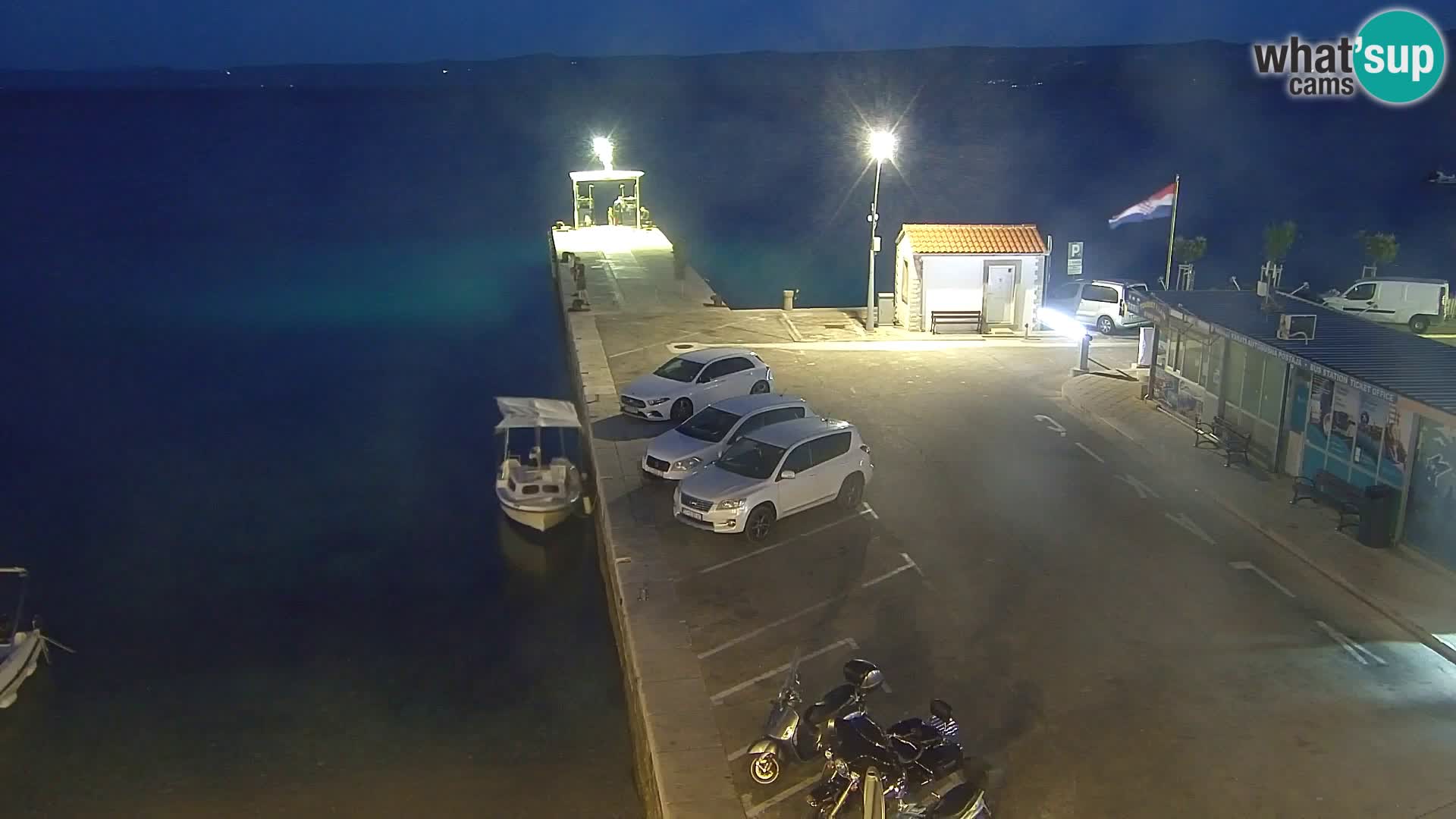 Spletna kamera Bol – Center mesta in marina v živo