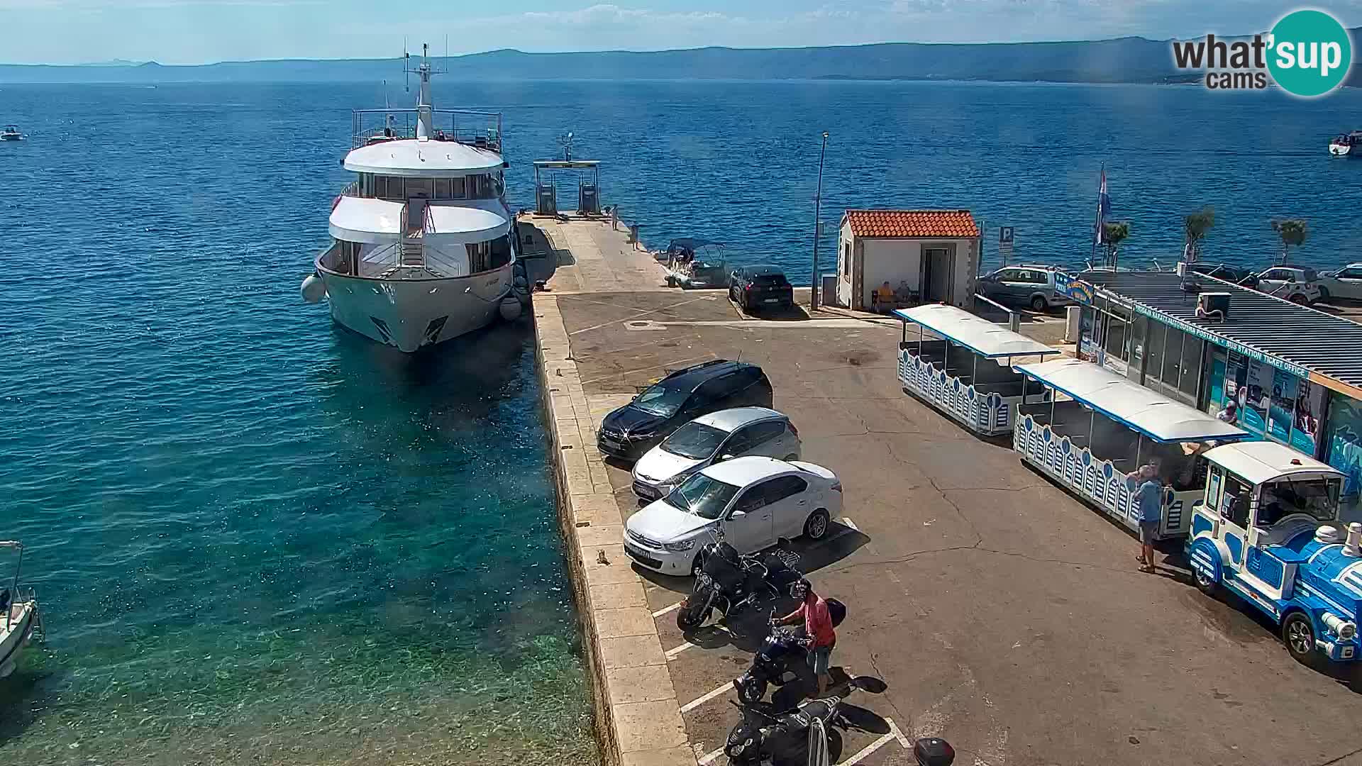 Web kamera Bol – Centar mjesta i marina | Pogled uživo