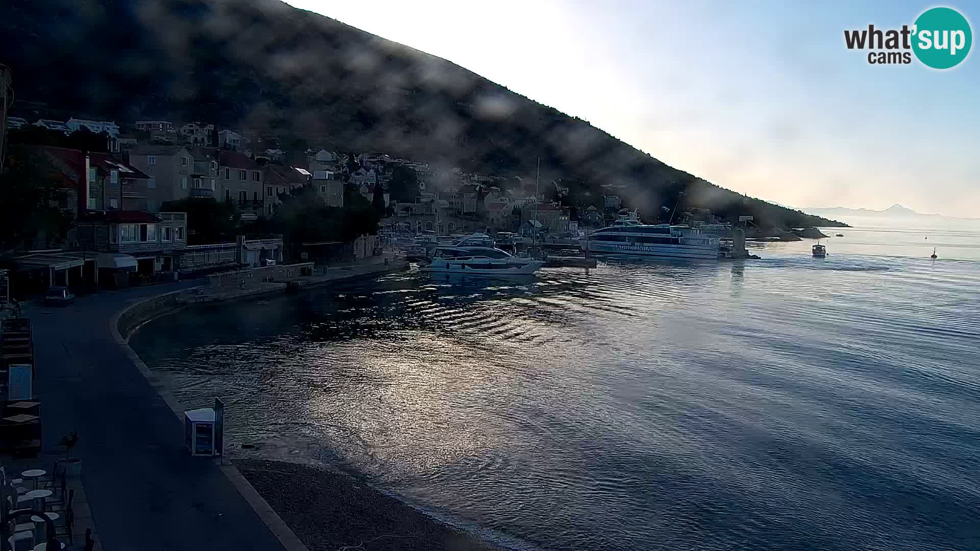 Spletna kamera Bol – Center mesta in marina v živo