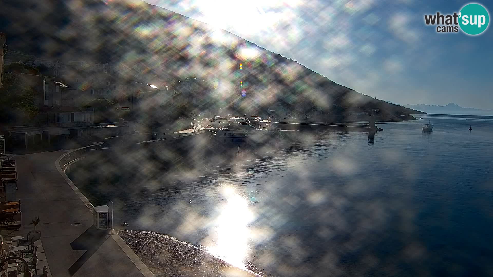 Spletna kamera Bol – Center mesta in marina v živo