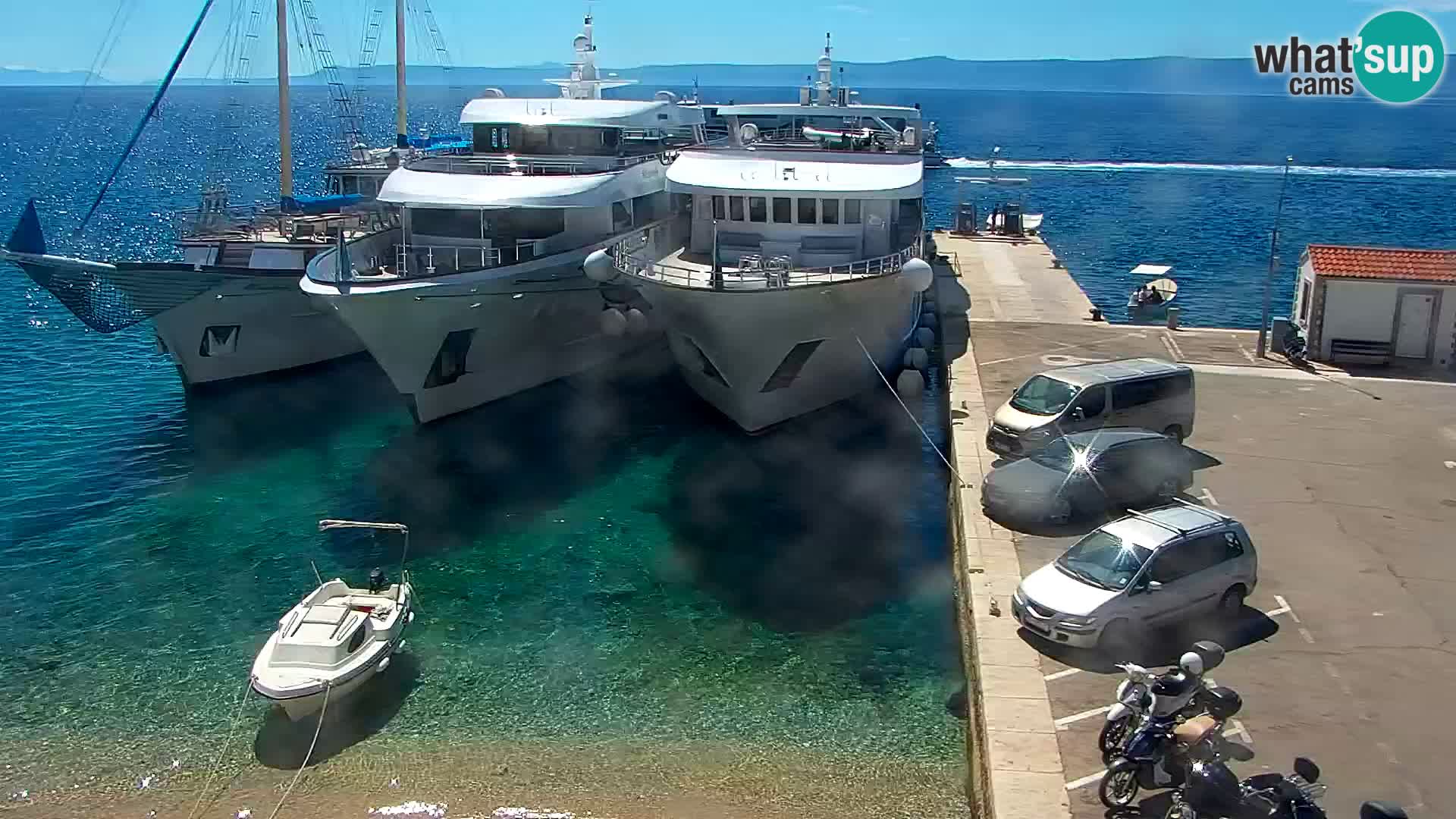 Webcam Bol Centro e Marina – Vista live dal porto di Bol