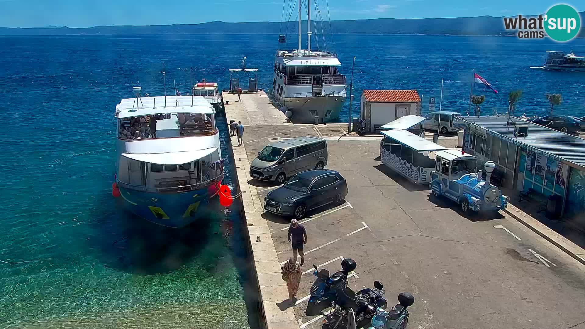 Spletna kamera Bol – Center mesta in marina v živo