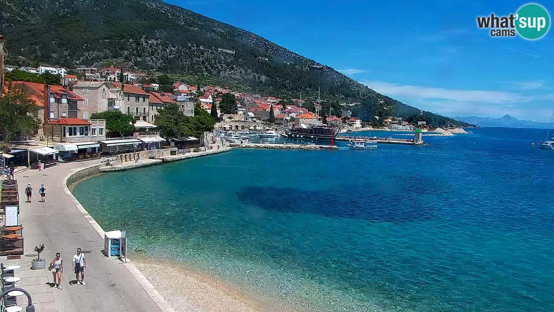 Spletna kamera Bol – Center mesta in marina v živo