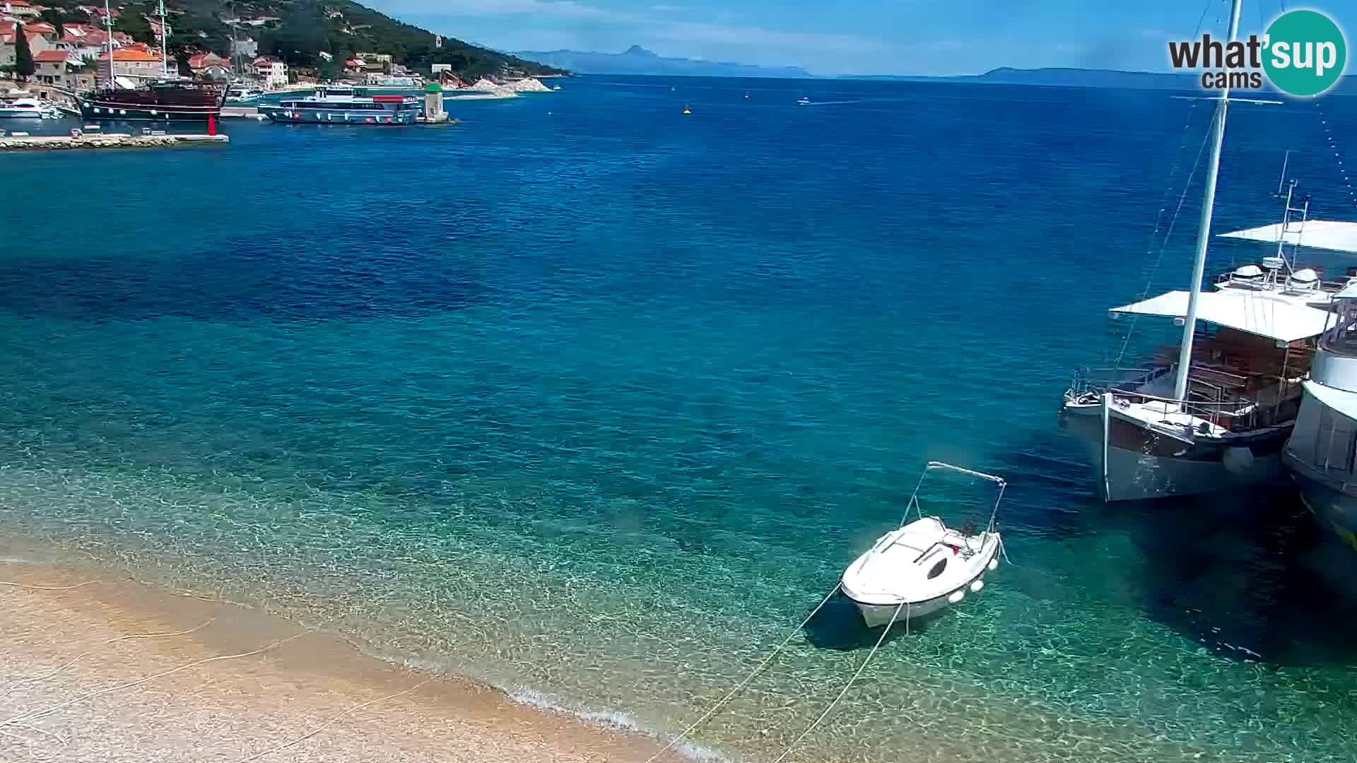 Spletna kamera Bol – Center mesta in marina v živo