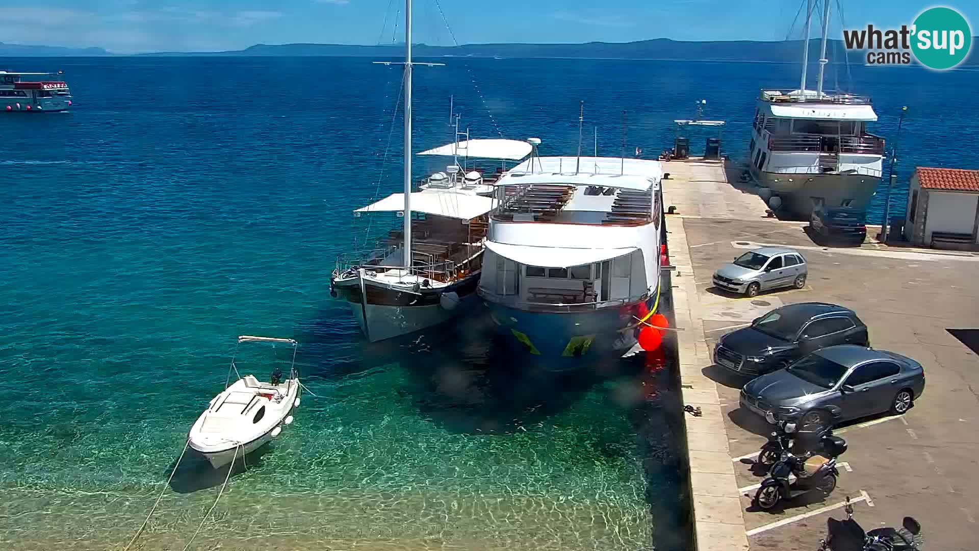 Spletna kamera Bol – Center mesta in marina v živo