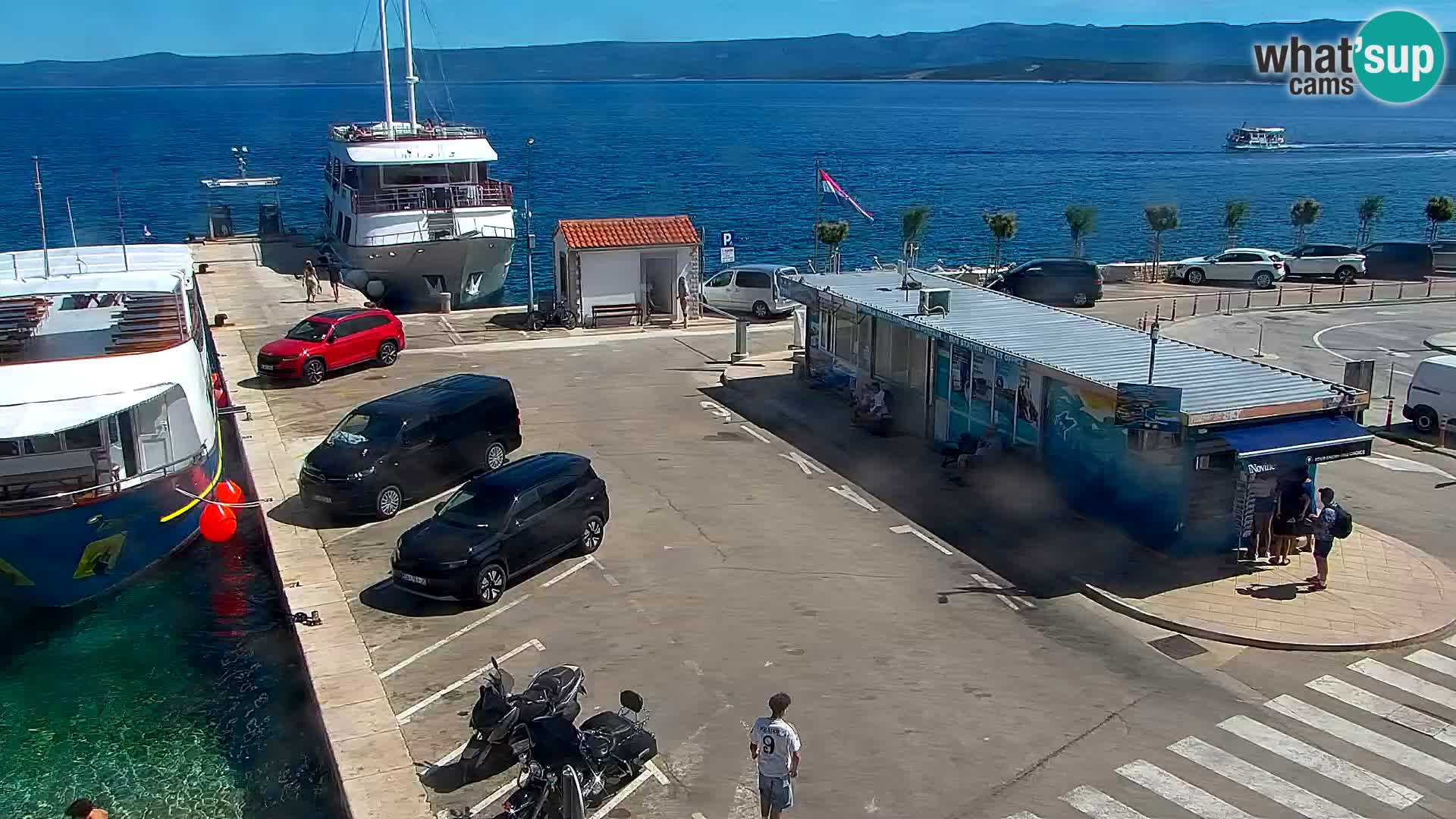 Spletna kamera Bol – Center mesta in marina v živo