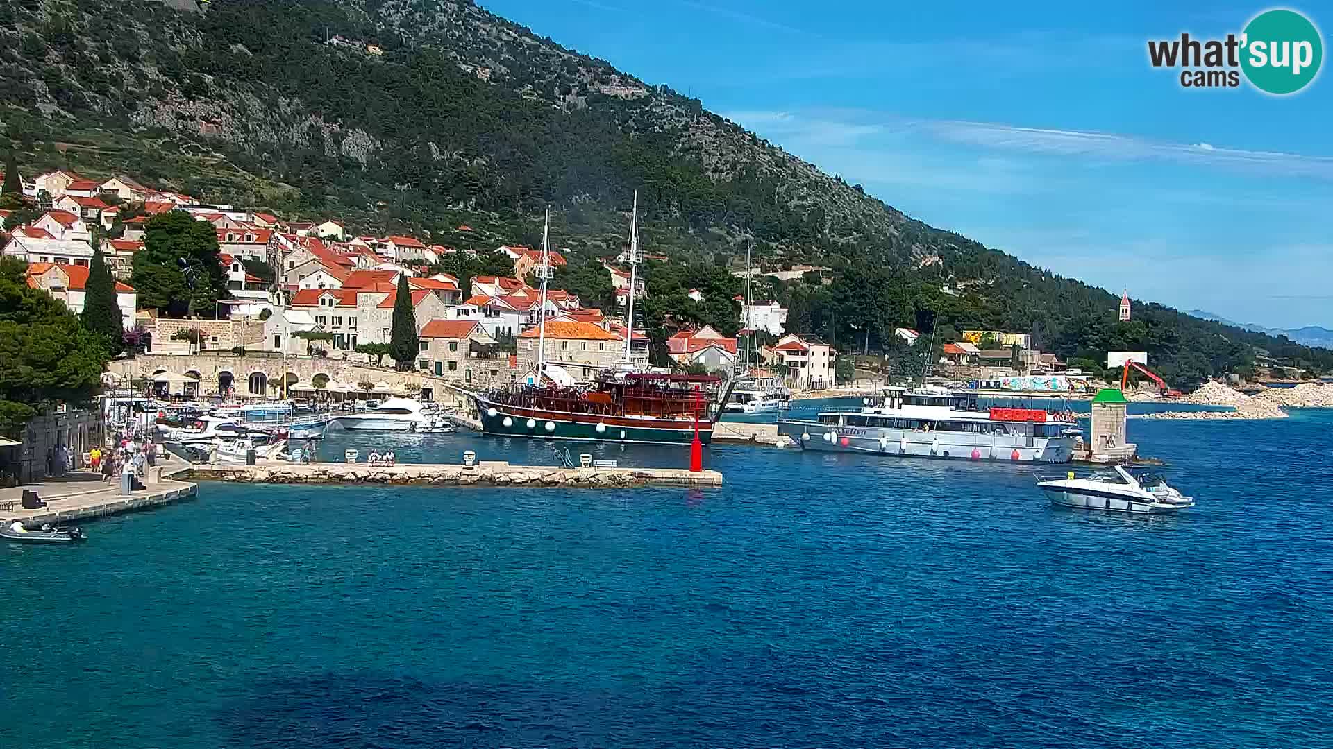 Spletna kamera Bol – Center mesta in marina v živo