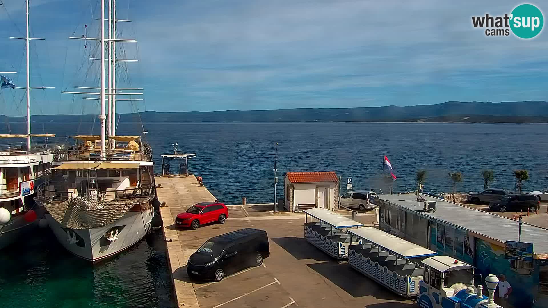 Spletna kamera Bol – Center mesta in marina v živo