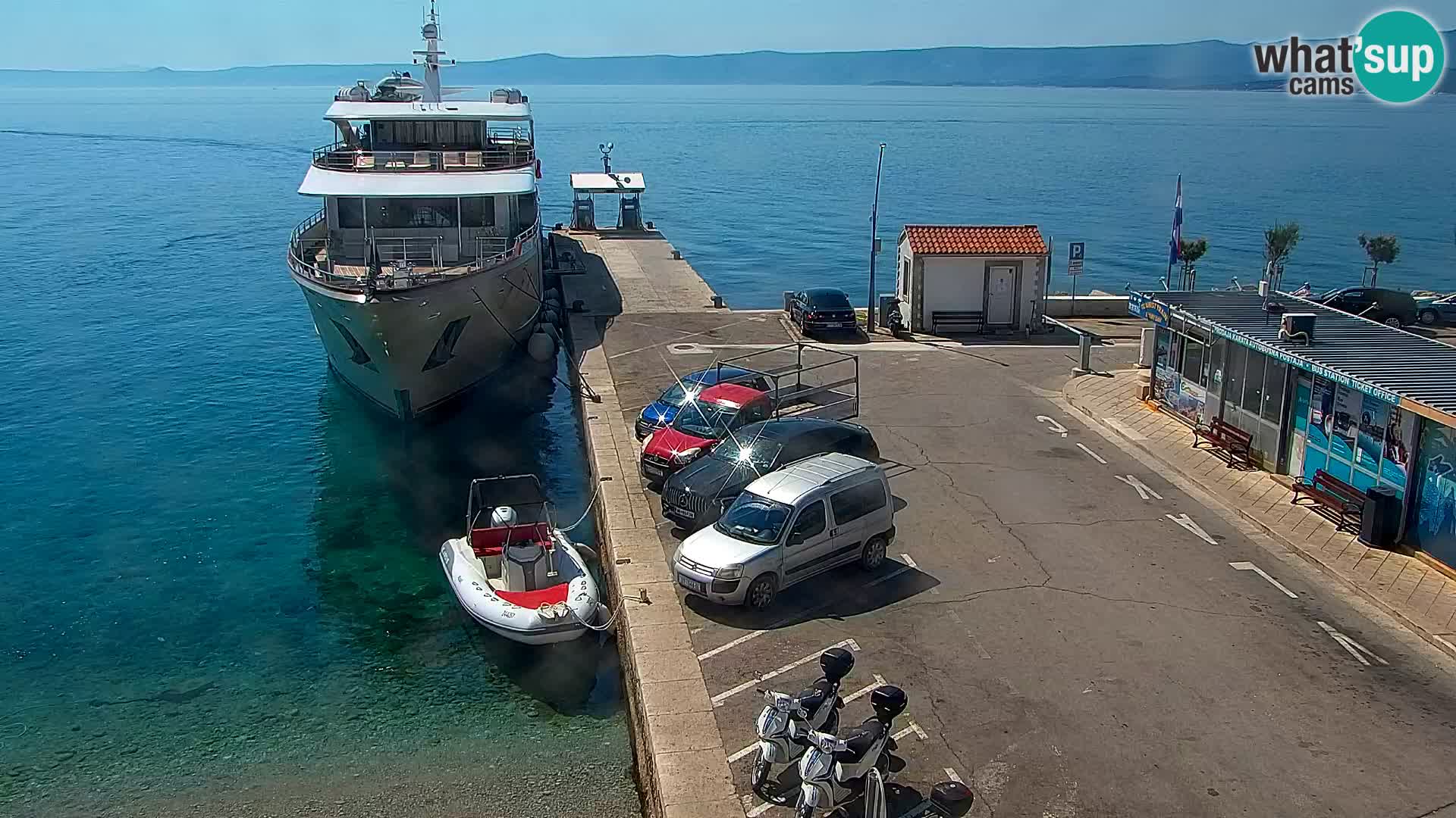 Spletna kamera Bol – Center mesta in marina v živo